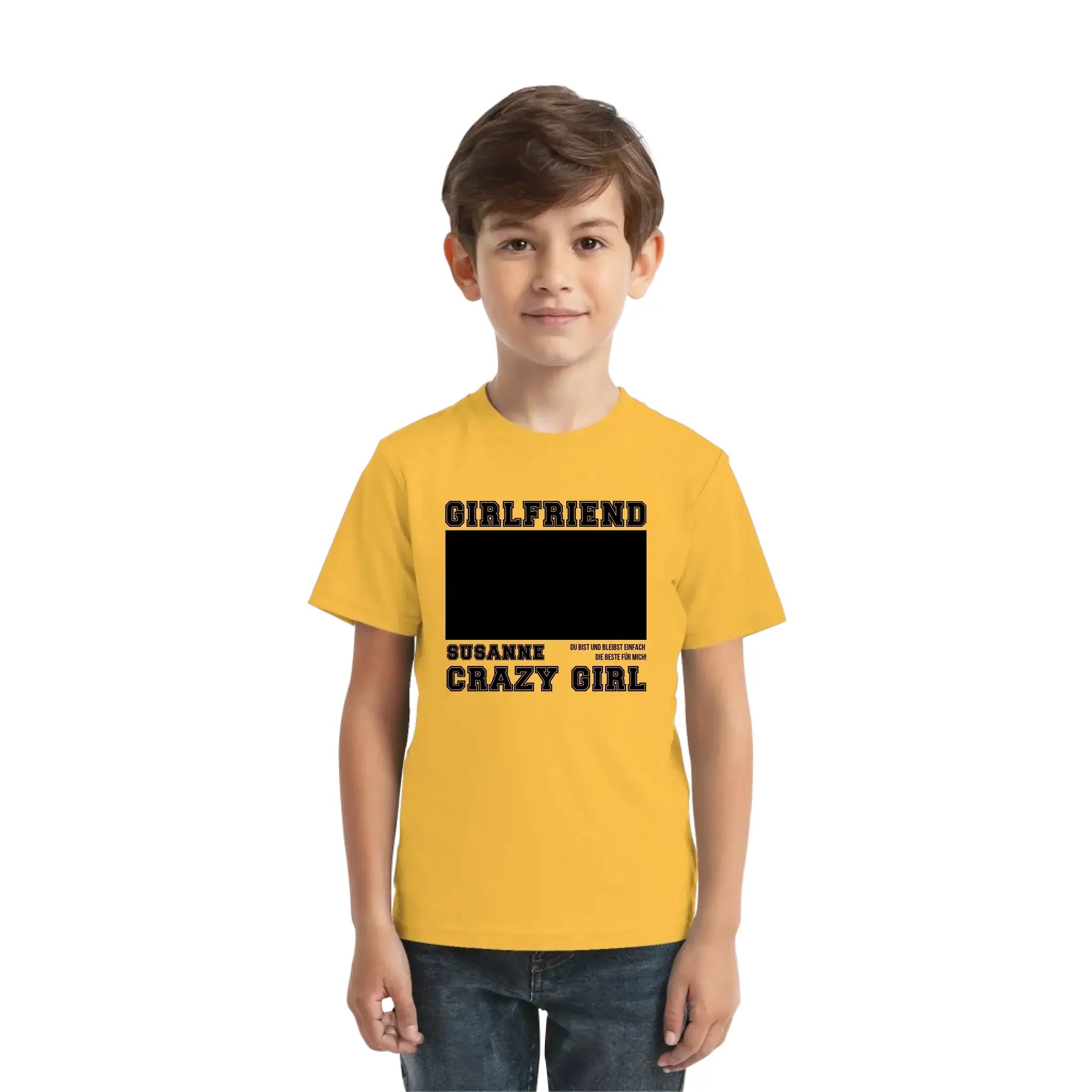 Gelbes kurzarmshirt mit schwarzem text und leerem rechteck für individuellen wunschtext aus der statement-collection