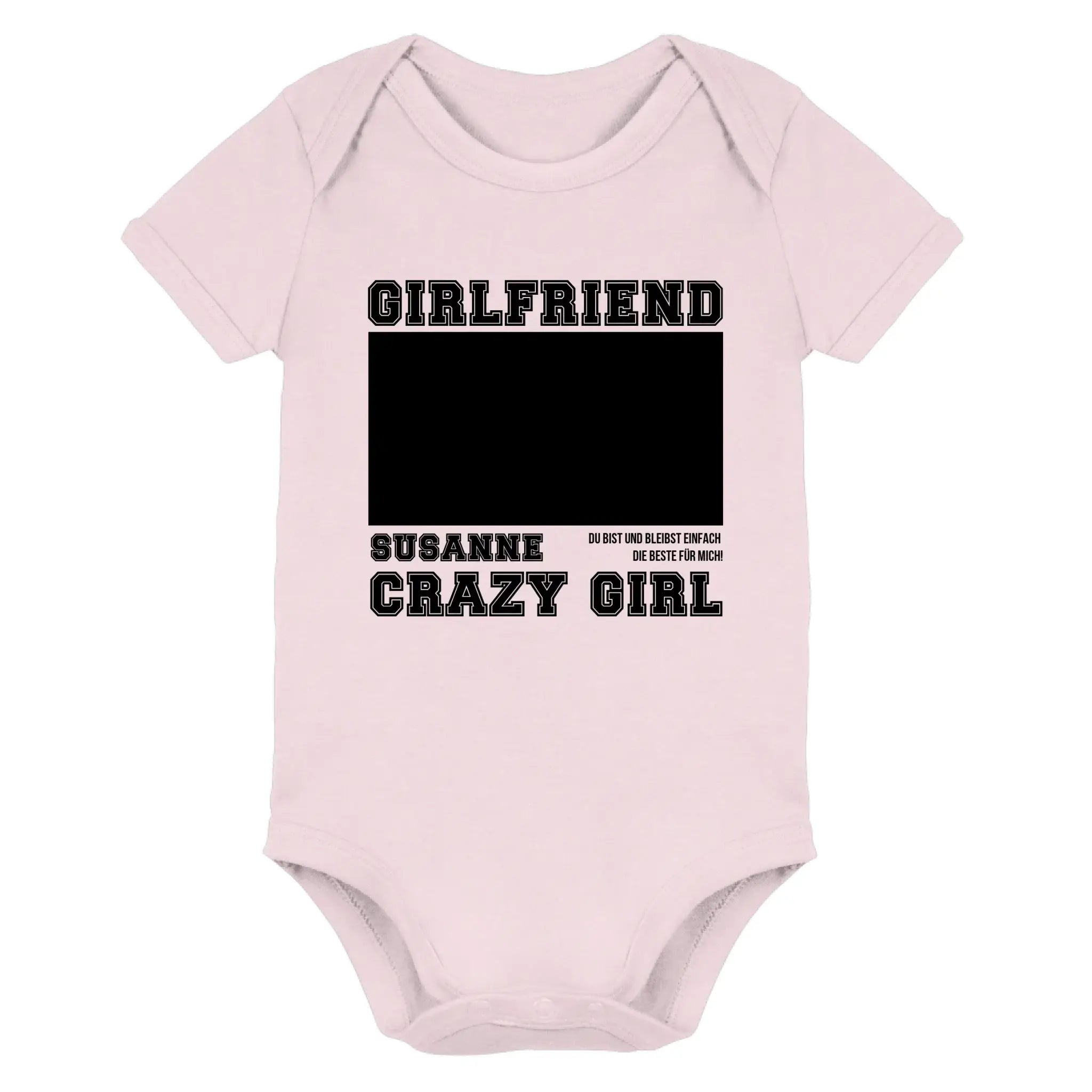 Weiches rosa baby onesie mit schwarzem text girlfriend und susanne crazy girl und freiem rechteck zum personalisieren