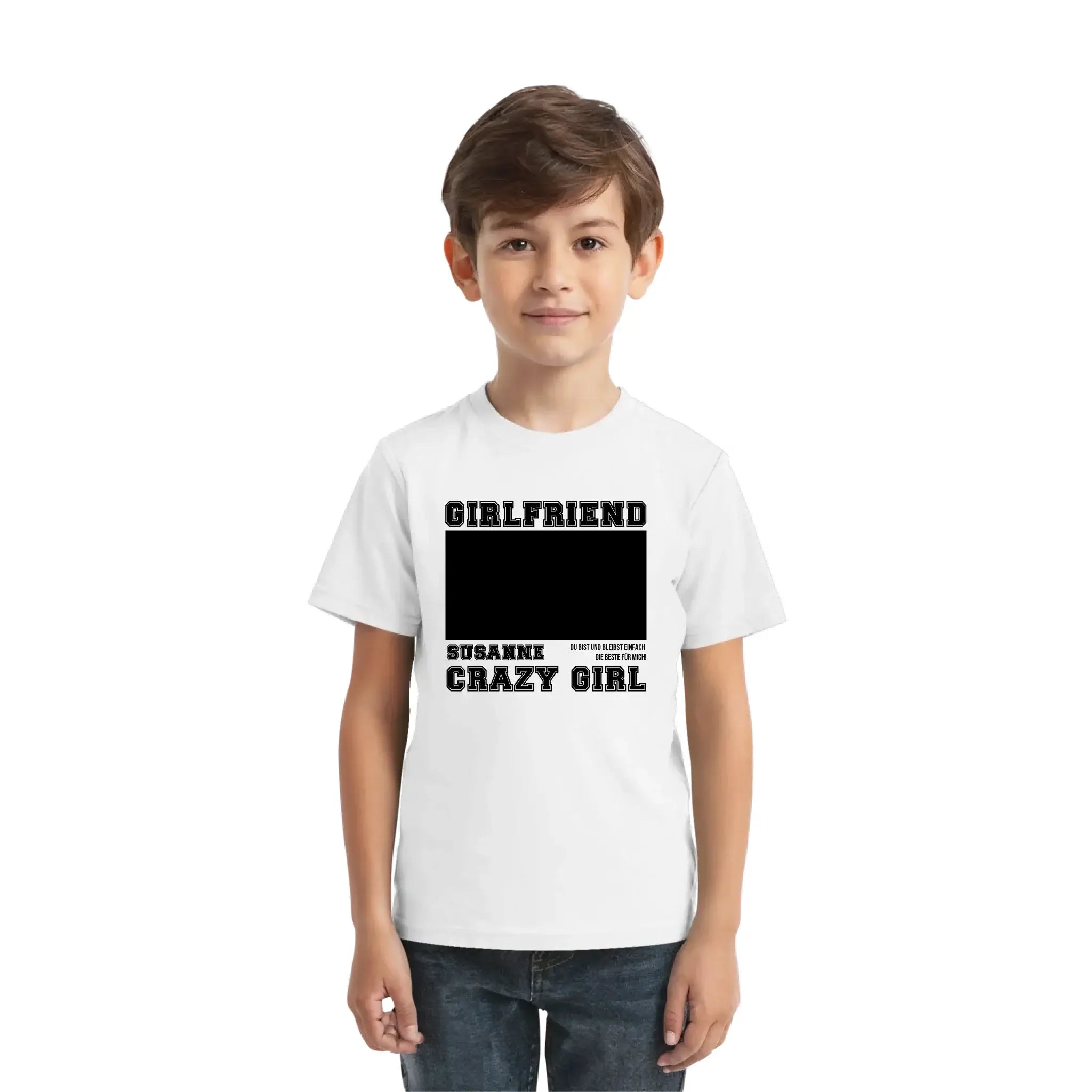 Weiße baumwoll t-shirt mit schwarzem text und leerem rechteck für personalisierte aussage aus der statement-collection