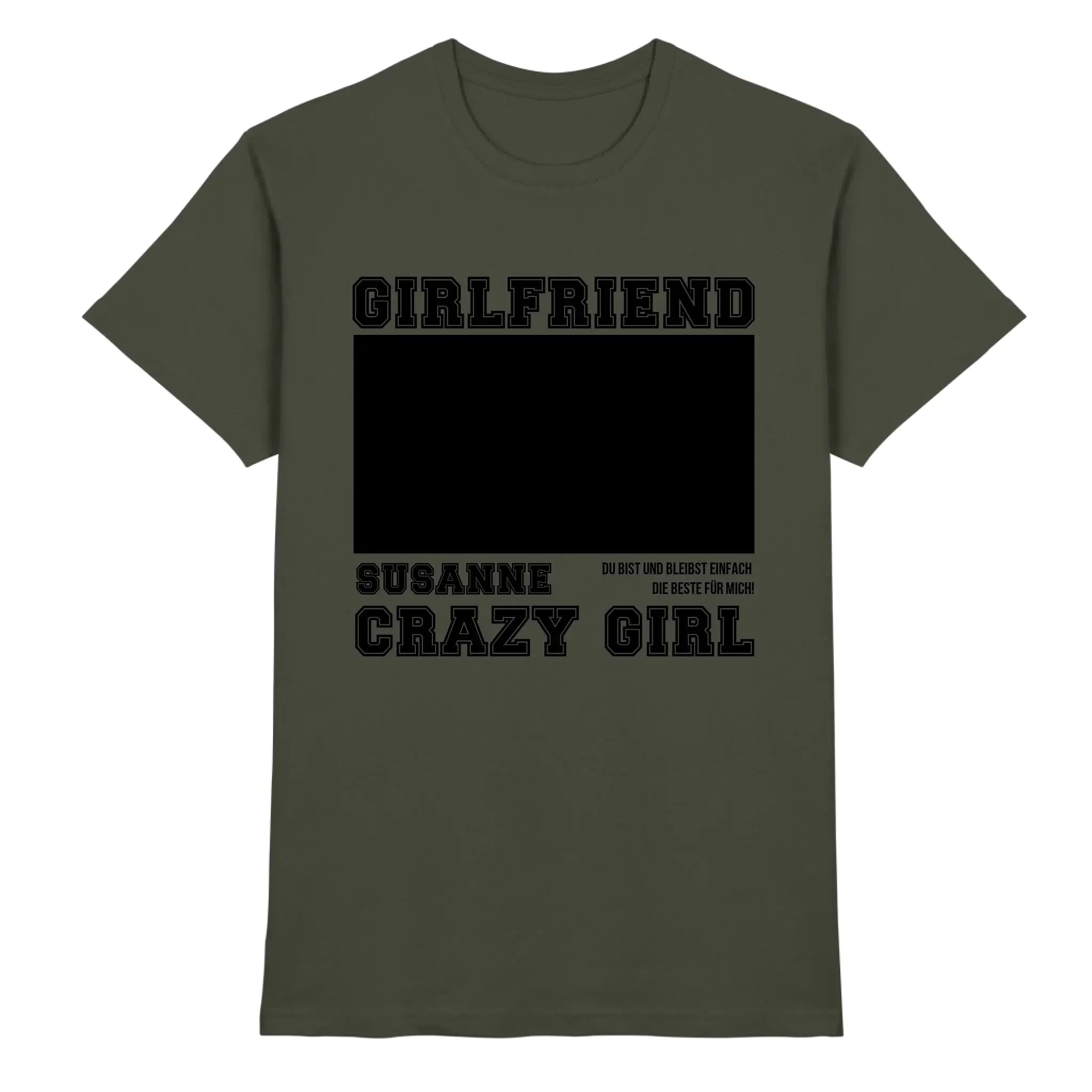 Olivegrünes baumwollshirt mit schwarzem text girlfriend und susanne crazy girl und freiem rechteckigen feld in der mitte