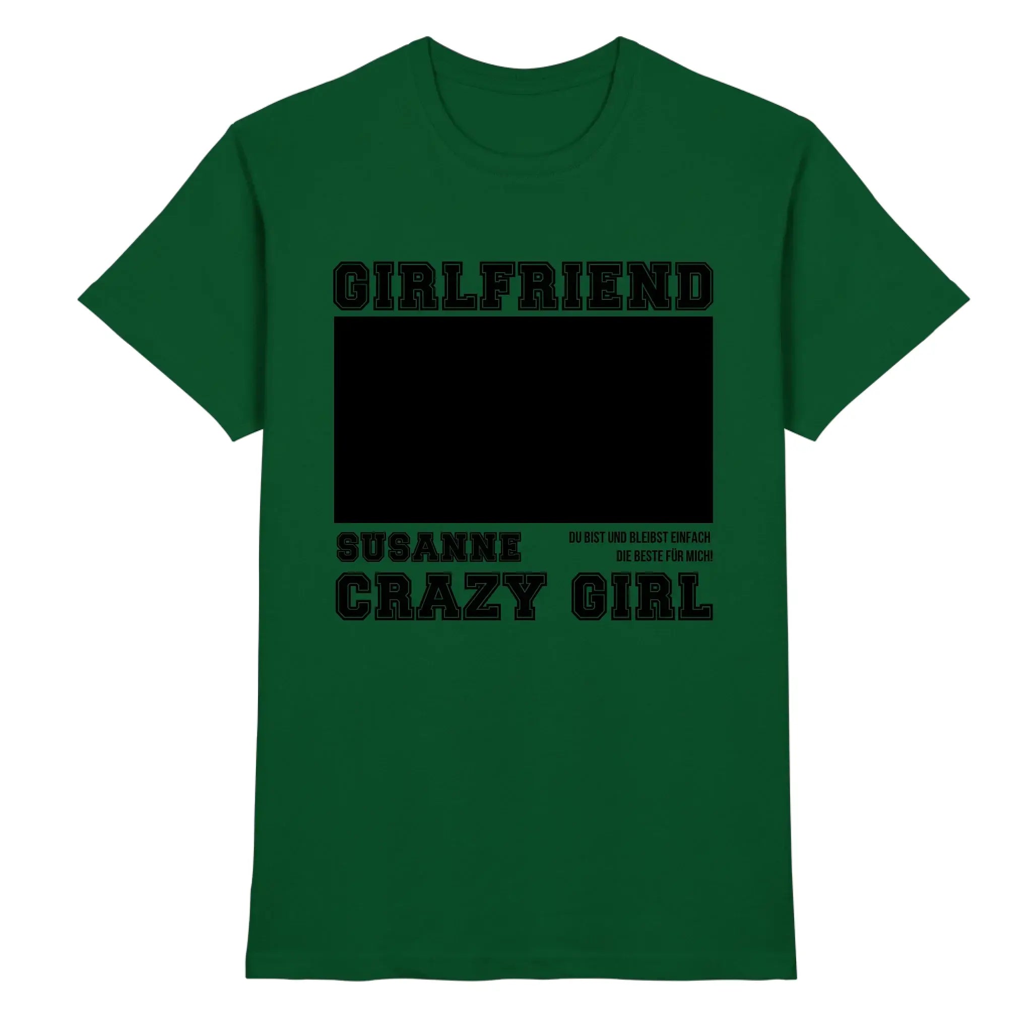 Dunkelgrünes baumwollshirt mit schwarzem statement text girlfriend und susanne crazy girl und leerem rechteckfeld