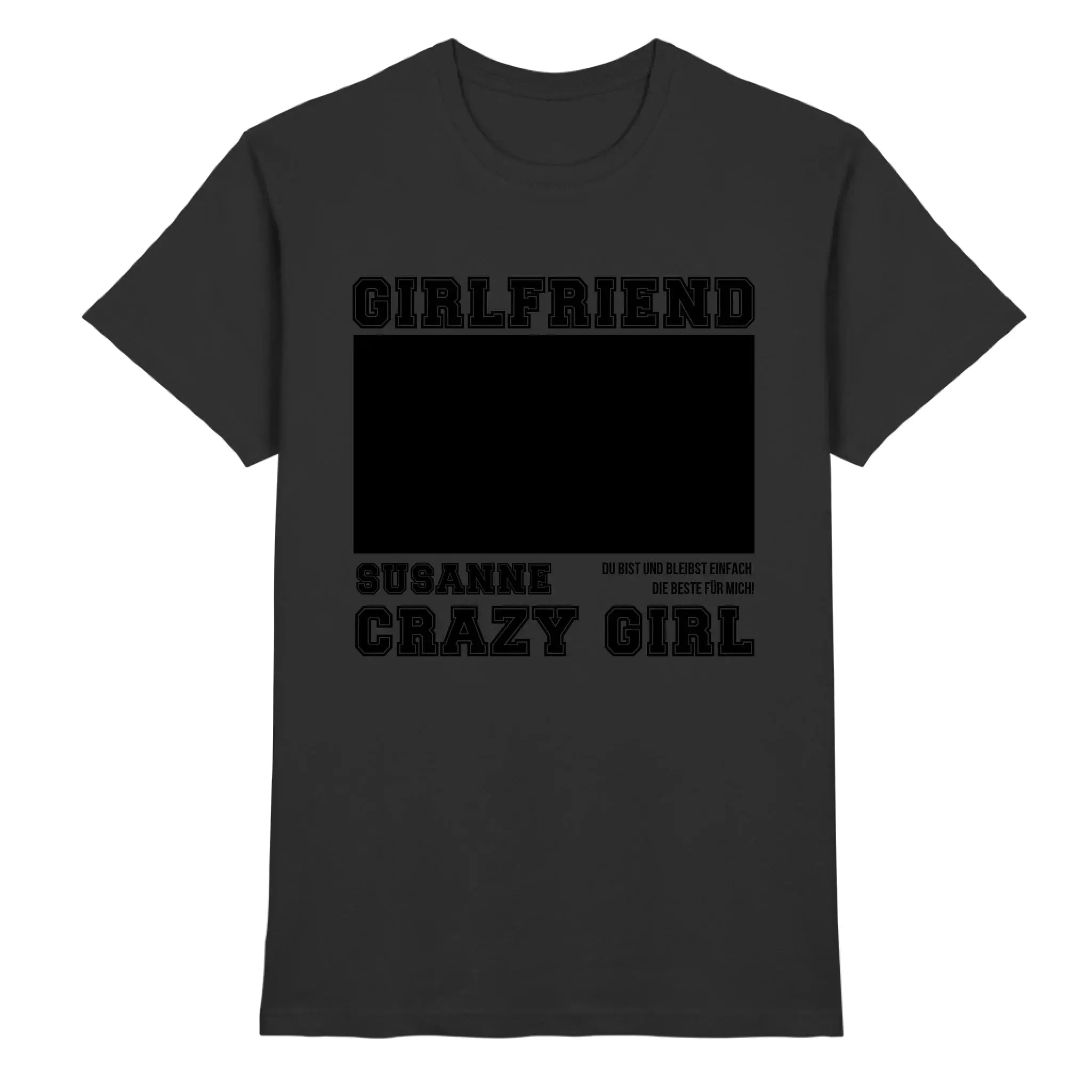 Dunkelgraues baumwollshirt mit fettem schwarzem text girlfriend und susanne crazy girl und personalisierbarem feld