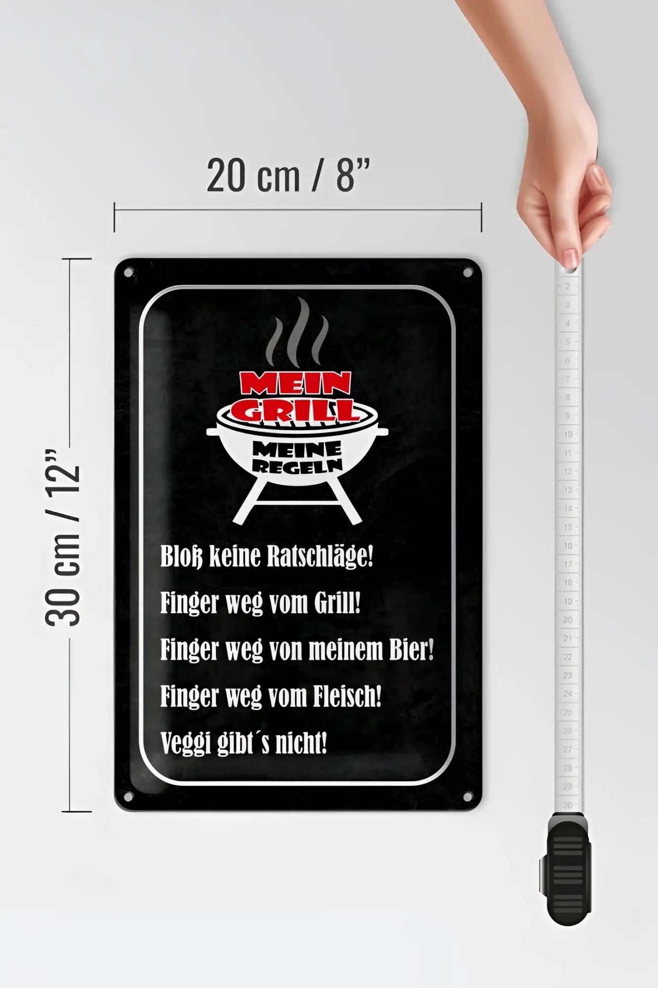 Schwarzes rechteckiges blechschild mit weißen texten und roter grillgrafik zu deutschen grillregeln 20x30cm