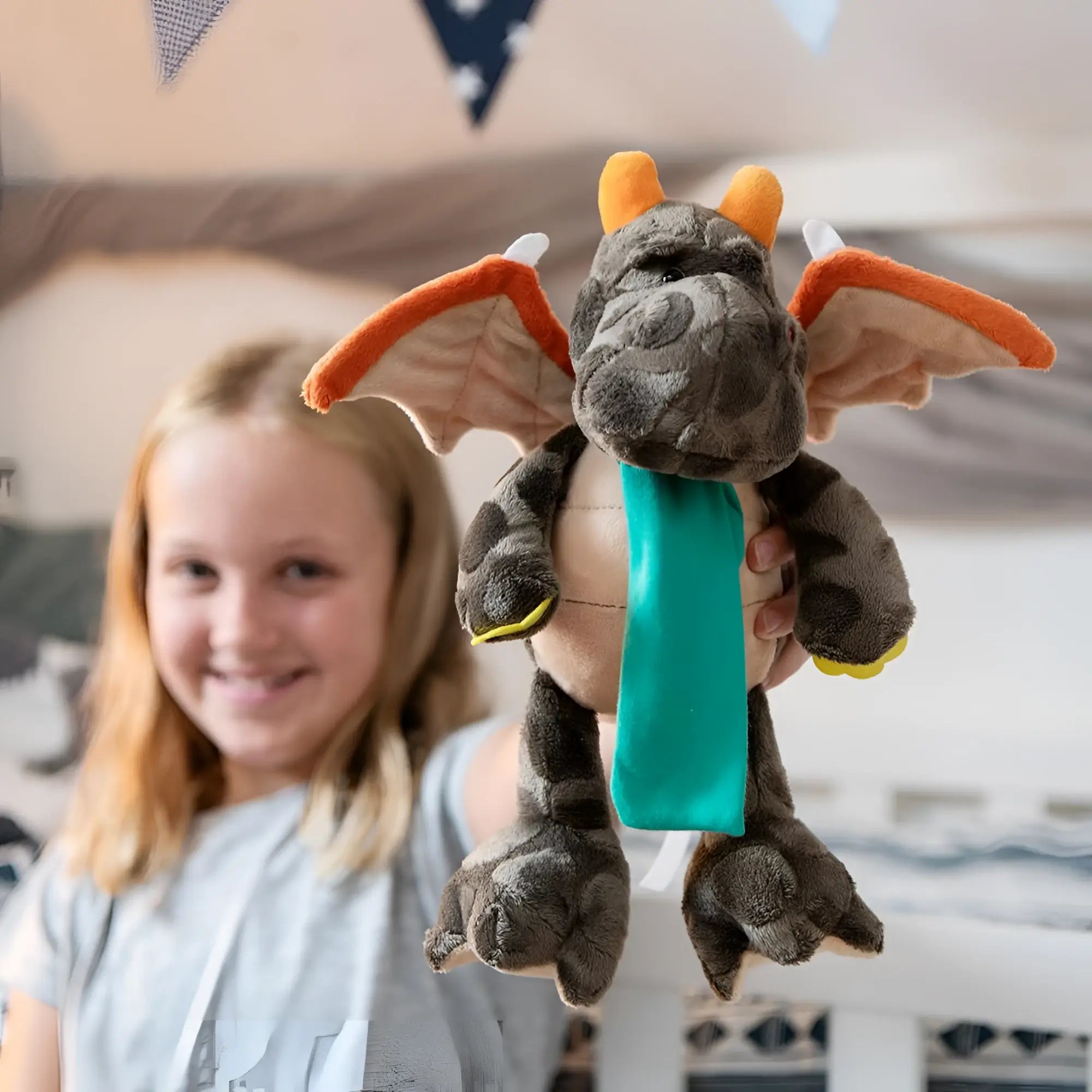 MiniFeet® drache edda kuschelheldin plüschtier grau mit orangehörnern und flügeln trägt türkis schal, ab 10 monate