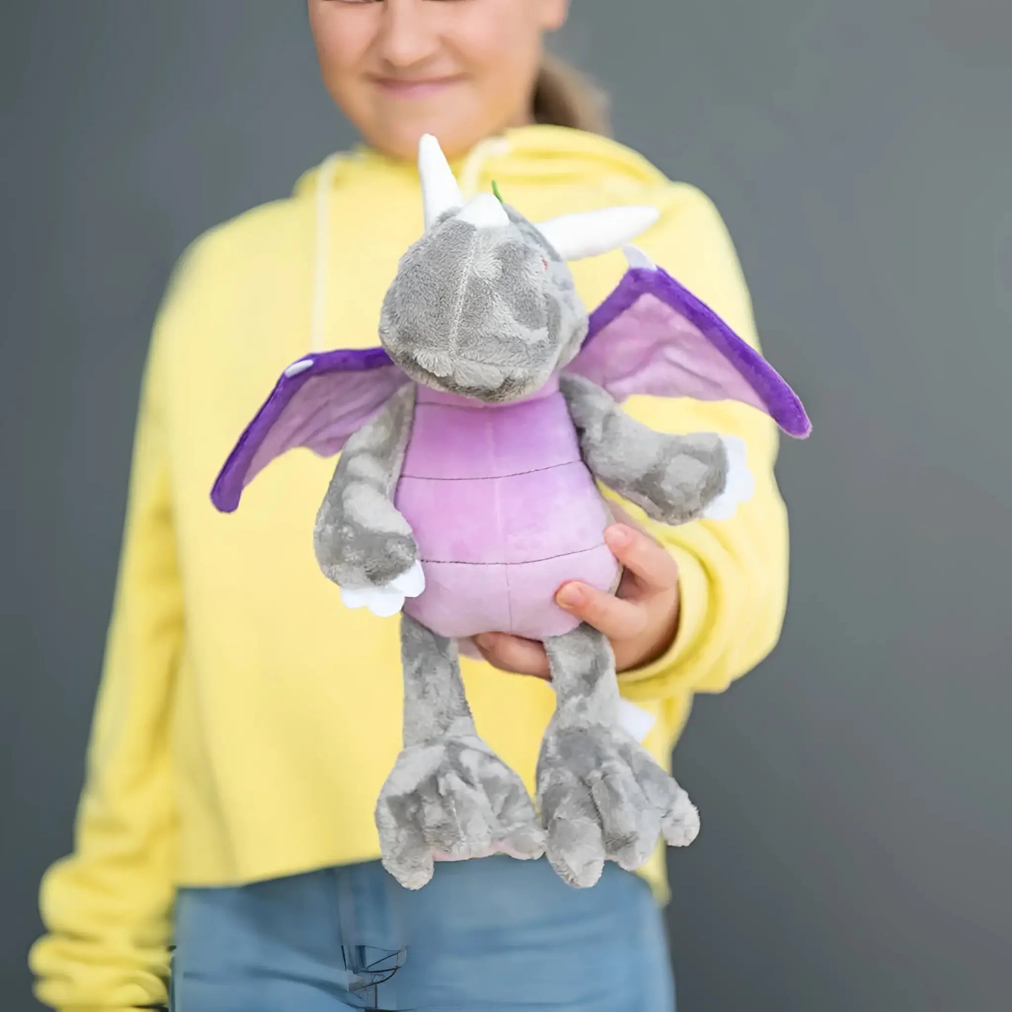 MiniFeet® Drache Smilla Kuschelheldin stofftier grau mit lila flügeln und pinkem bauch ab 10 monate