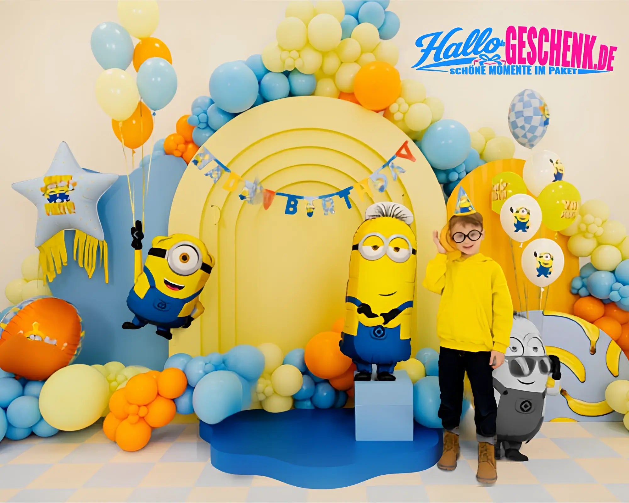 Gelbe minion xxl-ballong figur mit blauem overall und einem auge aus luftballon im minions set