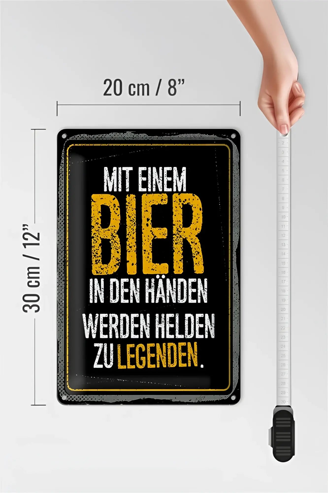 Schwarzes blechschild 20x30cm mit goldumrandung und gelbem text mit spruch über bier und helden