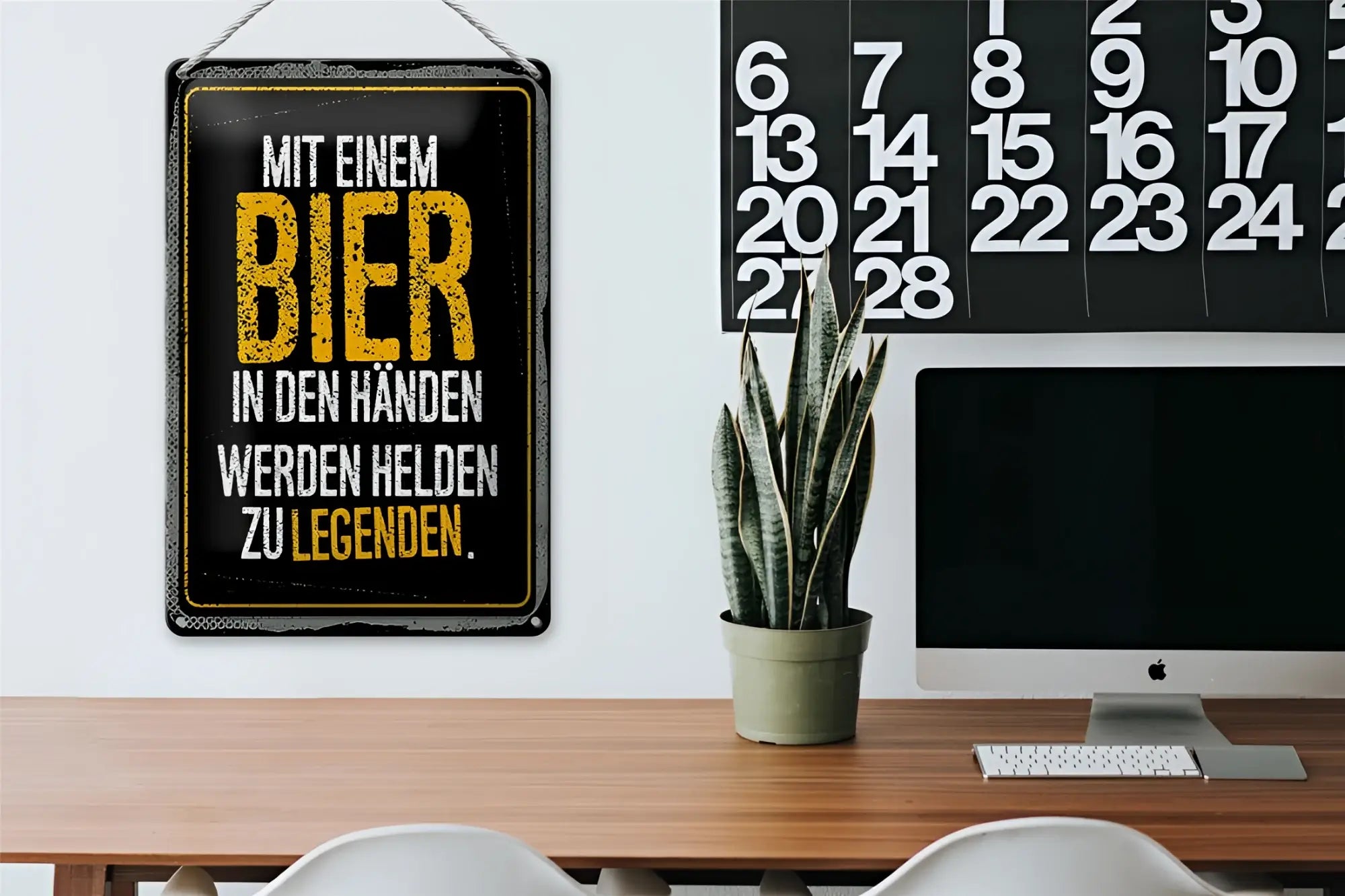 Schwarzes blechschild 20x30cm mit gelbem und weißem text mit einem bier in den händen werden helden zu legenden
