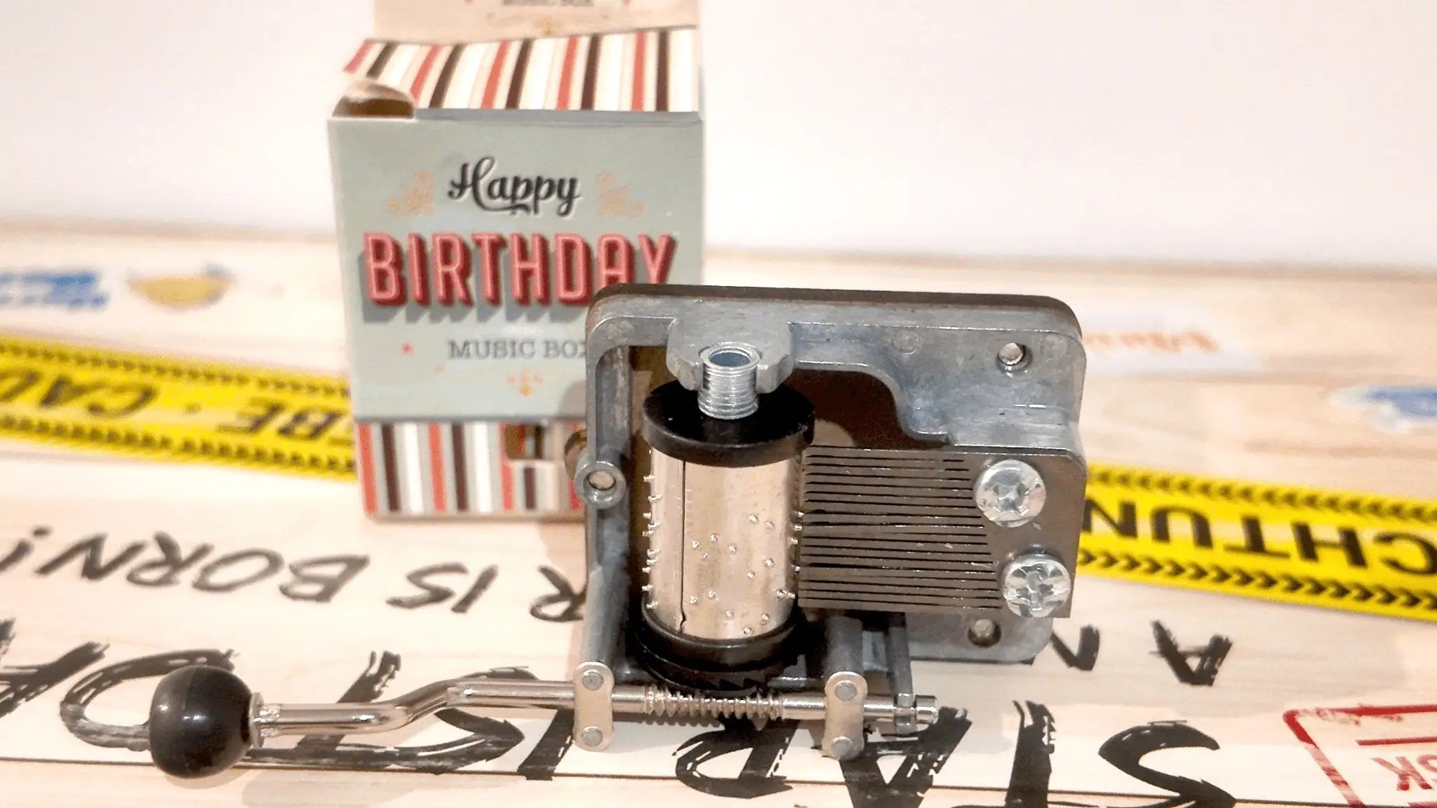 Spieluhr happy birthday to you mit silberner metallzylinder und schwarzen details offen mit sichtbaren zahnrädern und federn