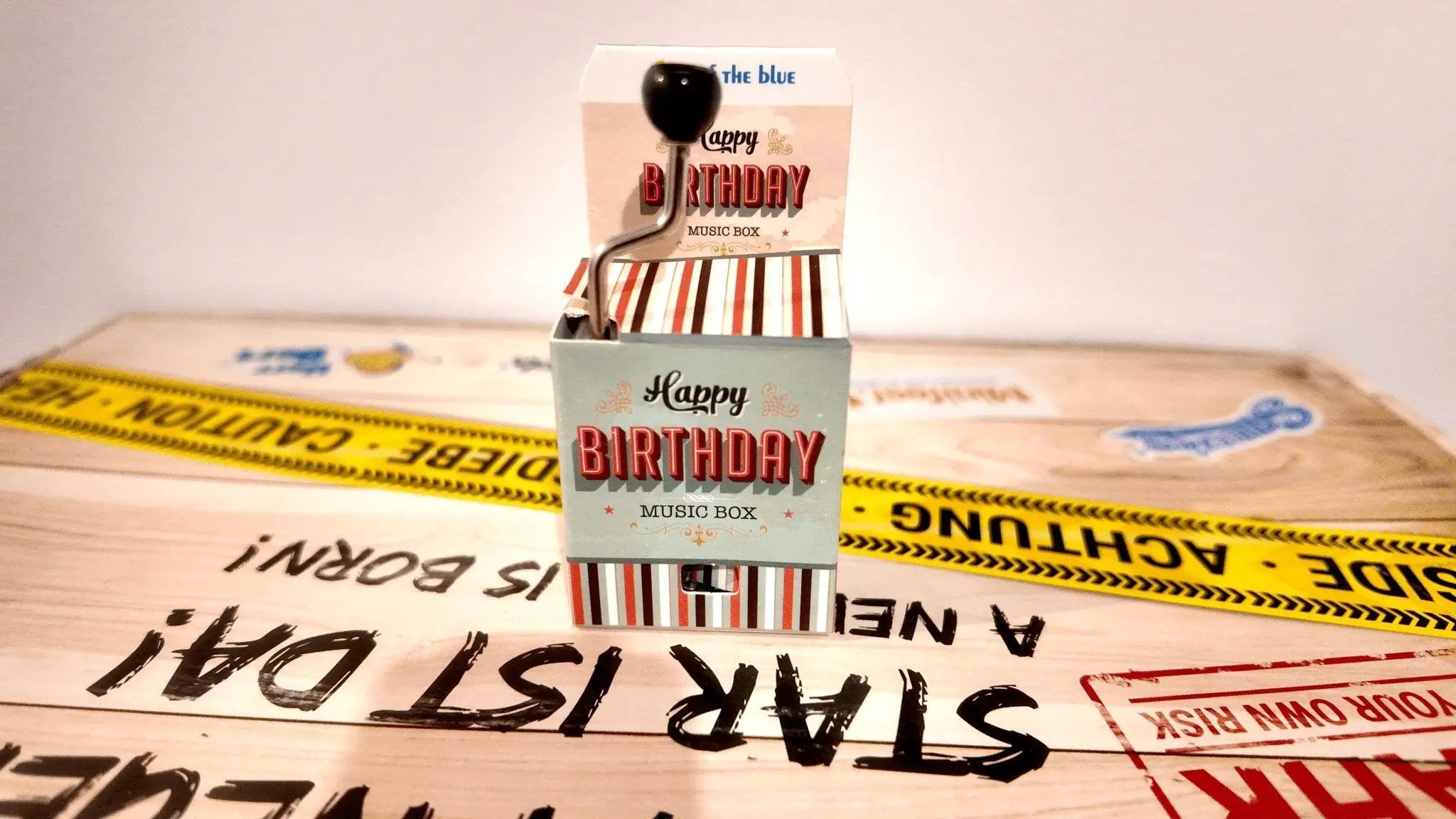 Ein charmantes spieluhr happy birthday to you mit gestreiftem papiertopper und schwarzem kurbelgriff ca 4 x 5 cm