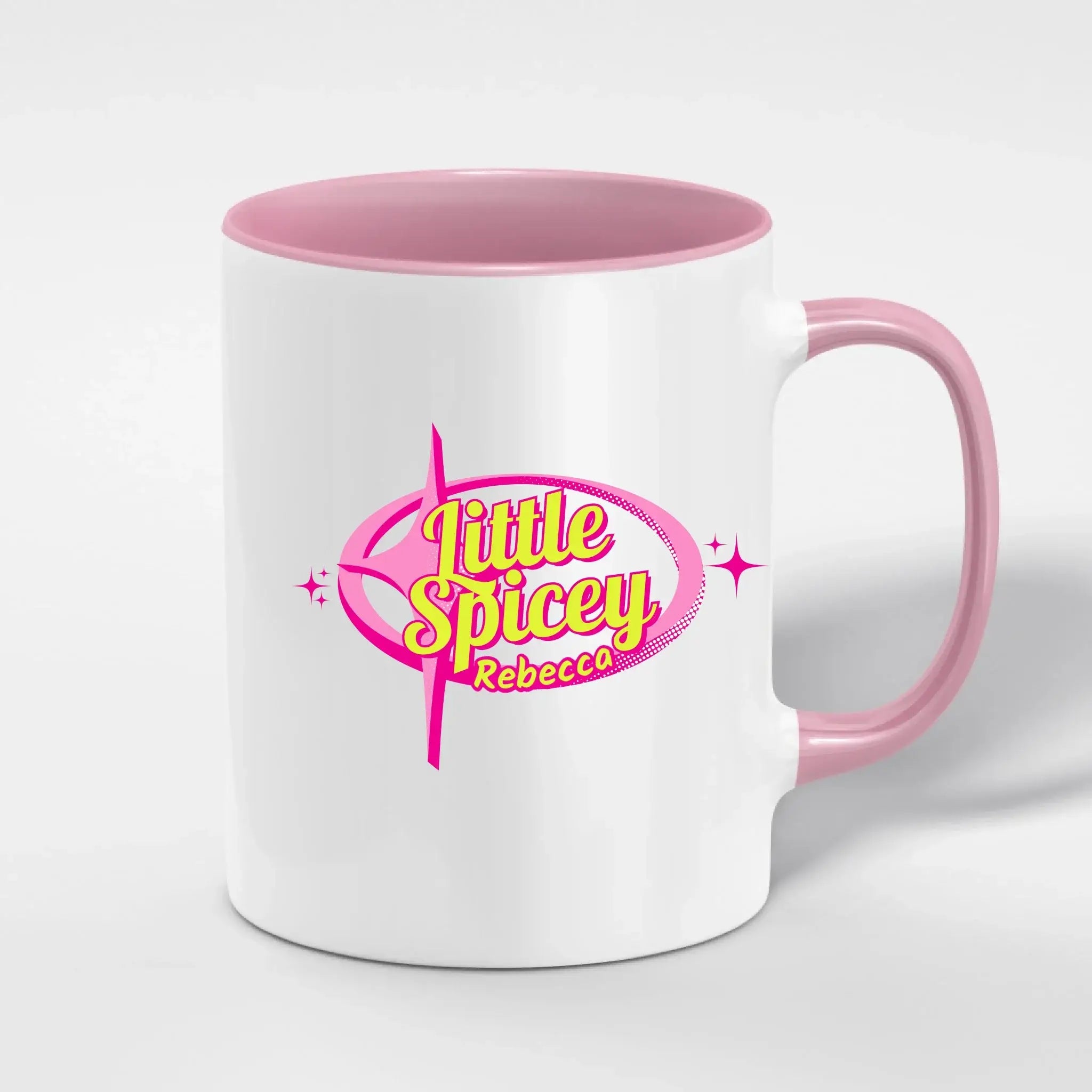 Weiße keramiktasse mit pinkem griff und innenfarbe, personalisierter namenslogo little spicey in gelb und pink
