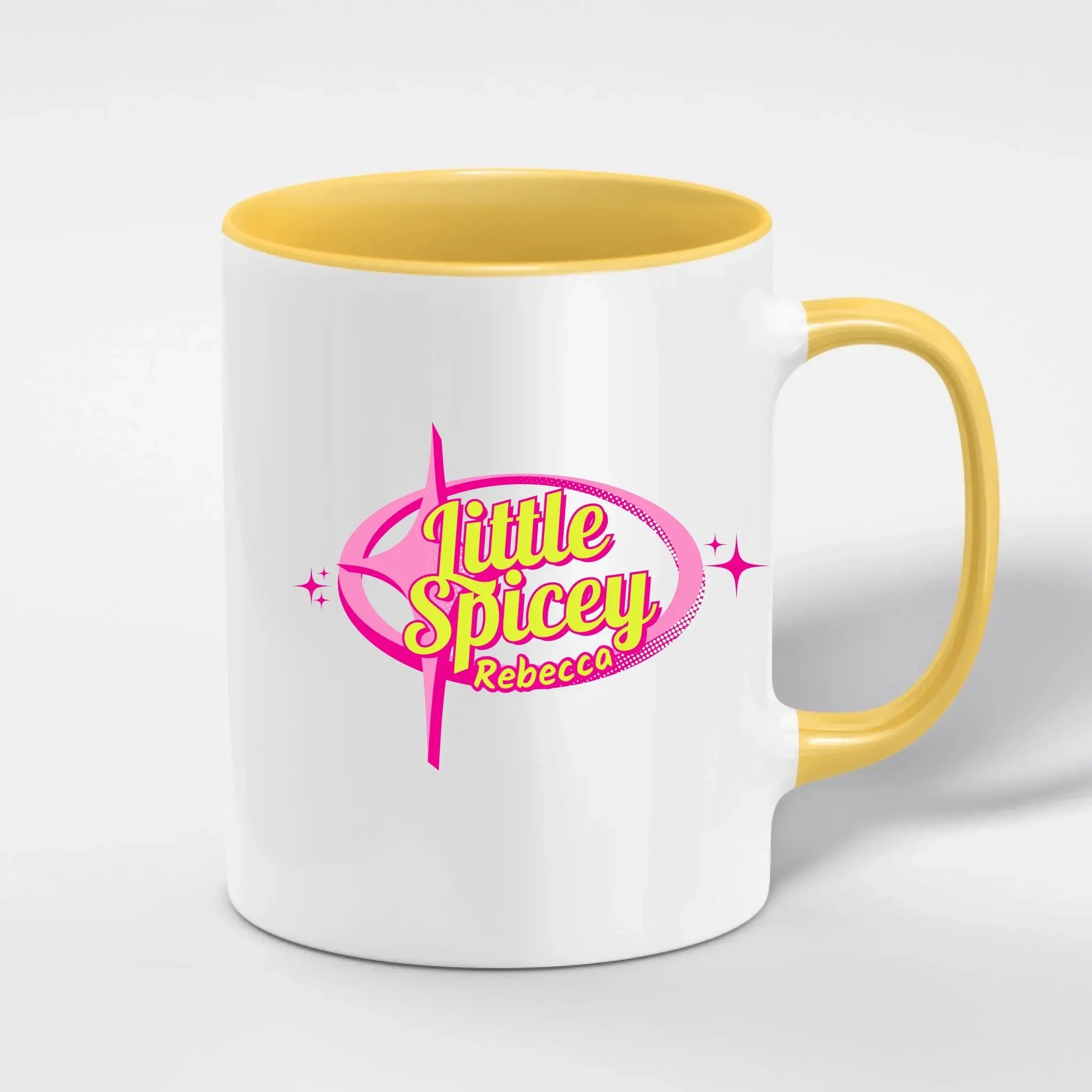 Weiße keramiktasse mit gelbem griff und innenfarbe mit personalisiertem little spicey rebecca logo, spülmaschinenfest