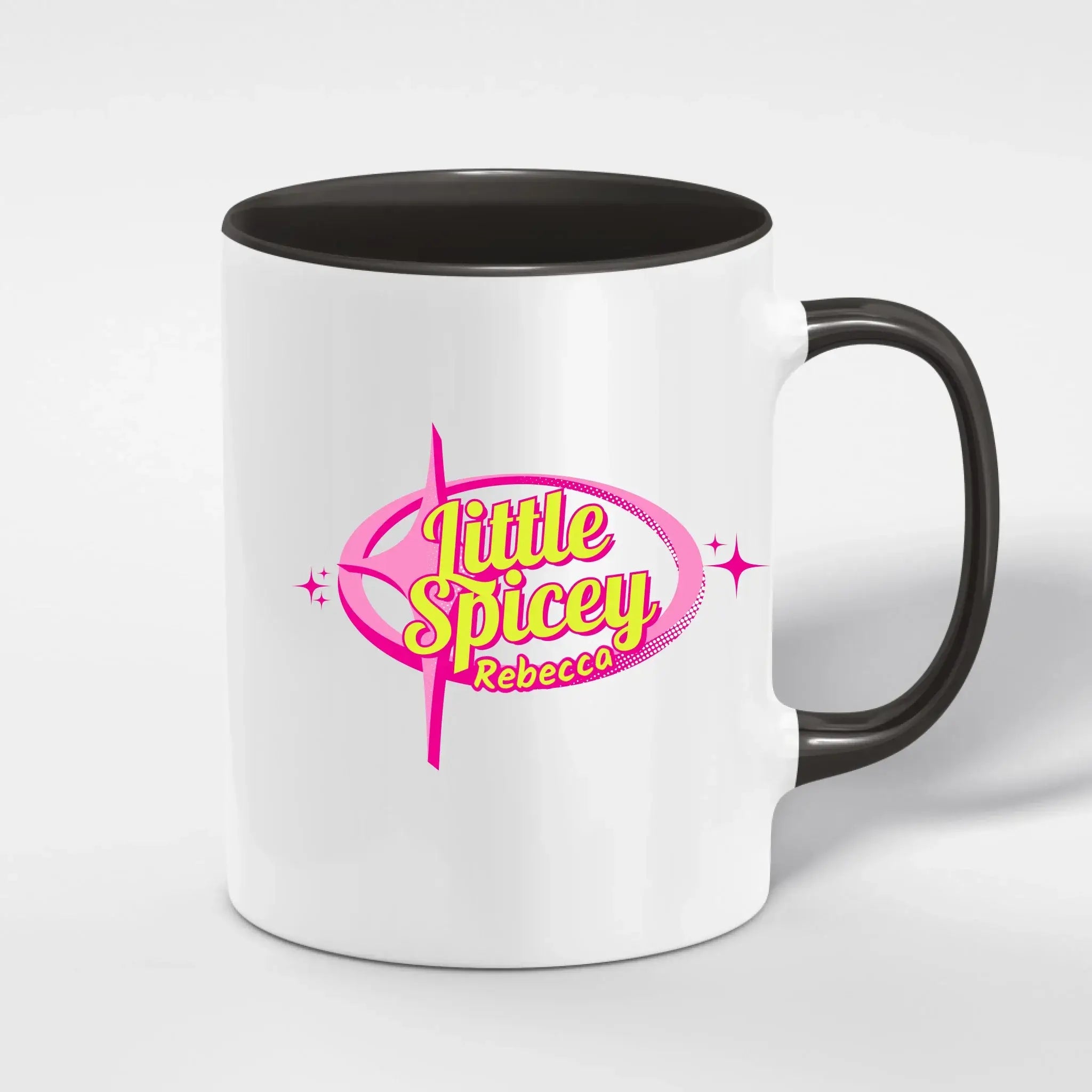 Weiße keramiktasse mit schwarzem griff und innenseite und pink gelbem little spicey rebecca namenslogo spülmaschinenfest