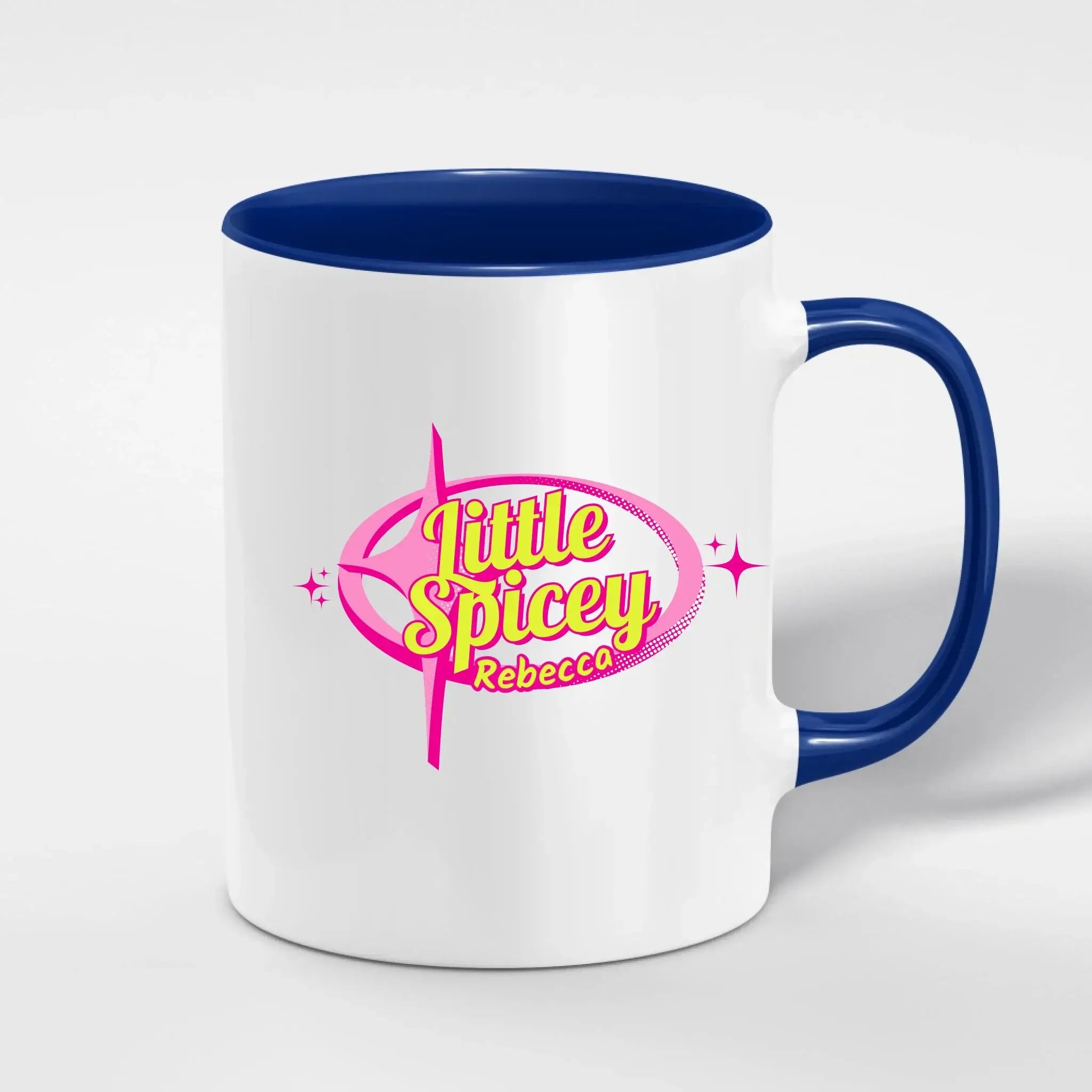Weiße keramiktasse mit navy blauem griff und innen und pink gelbem little spicey rebecca logo personalisierbar und spülmaschinenfest