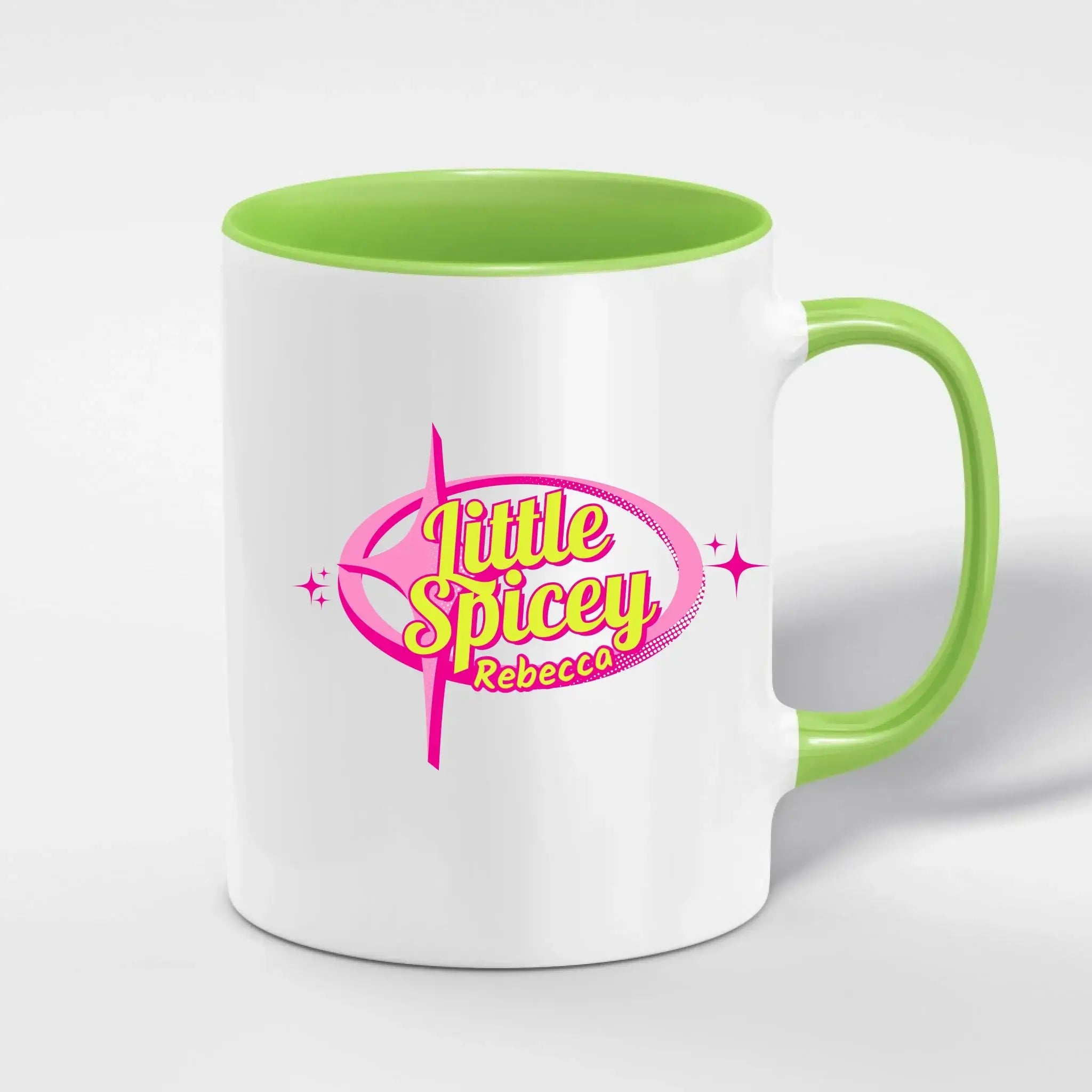 Weiße keramiktasse mit leuchtend grünem griff und innenbereich mit pink gelbem little spicey rebecca logo