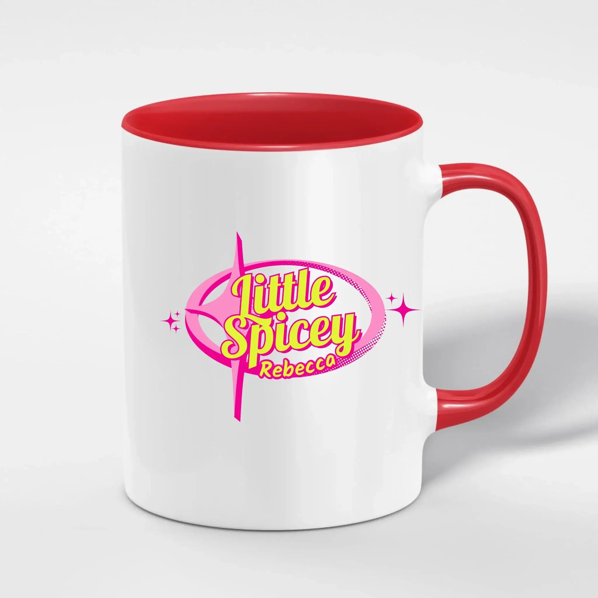 Weiße keramik tasse mit rotem griff und innenbereich mit pink-gelbem little spicey rebecca logo, spülmaschinenfest