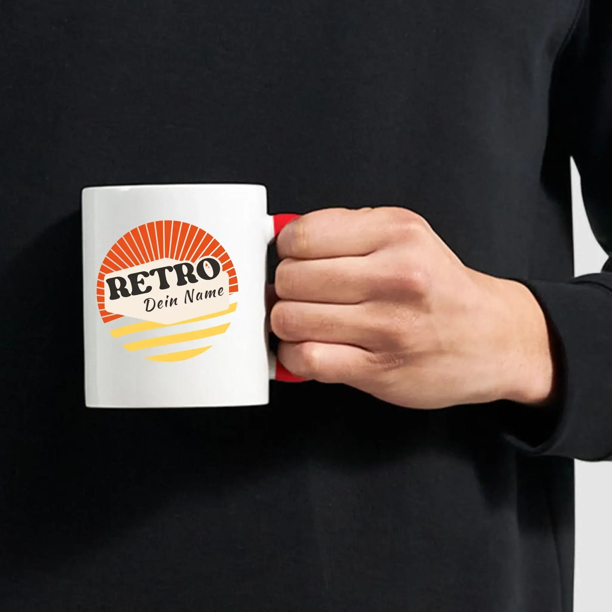 Weiße keramiktasse mit rotem griff und retro sonnenmotiv namenslogo retro zweifarbige spülmaschinenfeste tasse