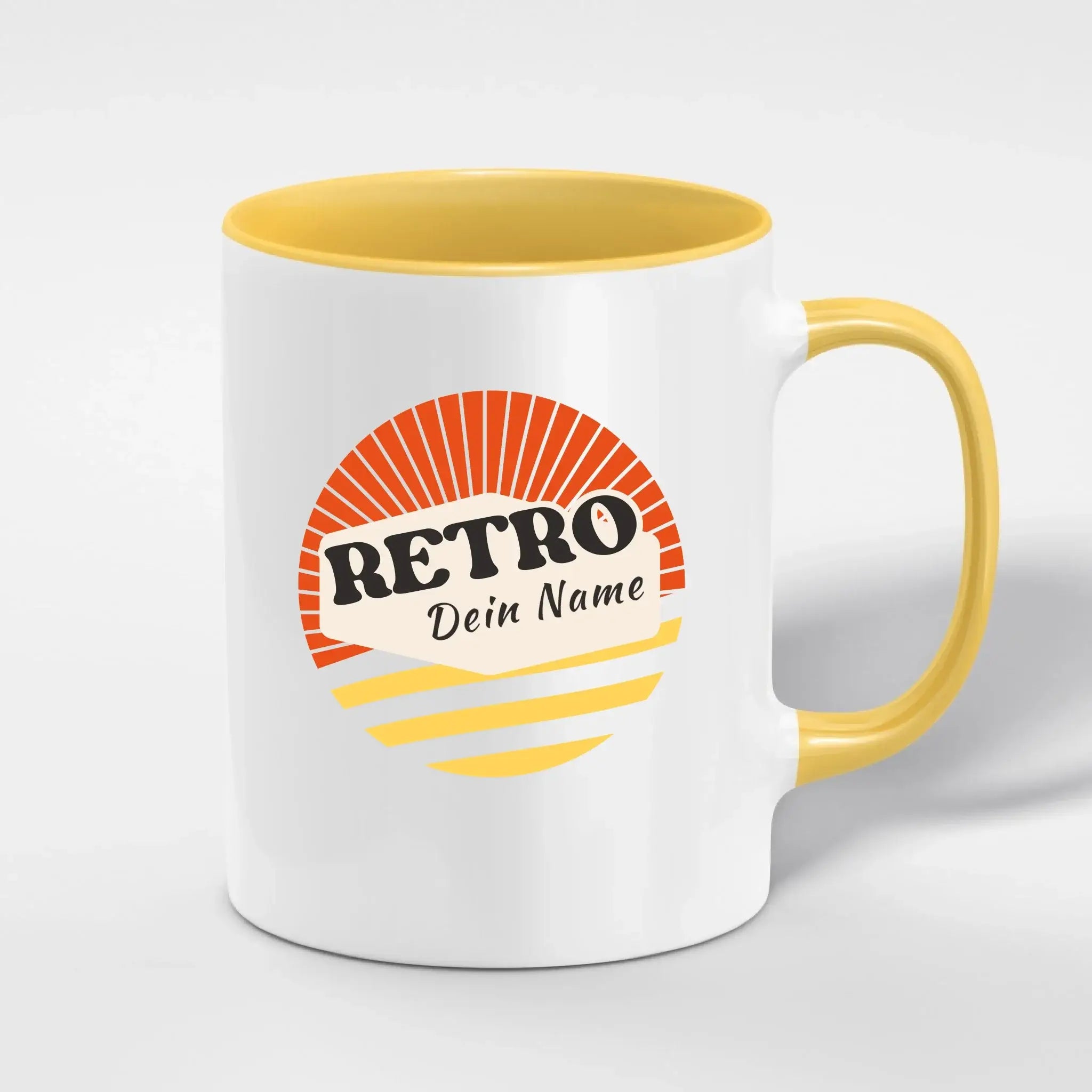 Weiße keramiktasse mit gelbem griff und innenboden im retro stil mit sonnenmotiv und personalisiertem wunschname