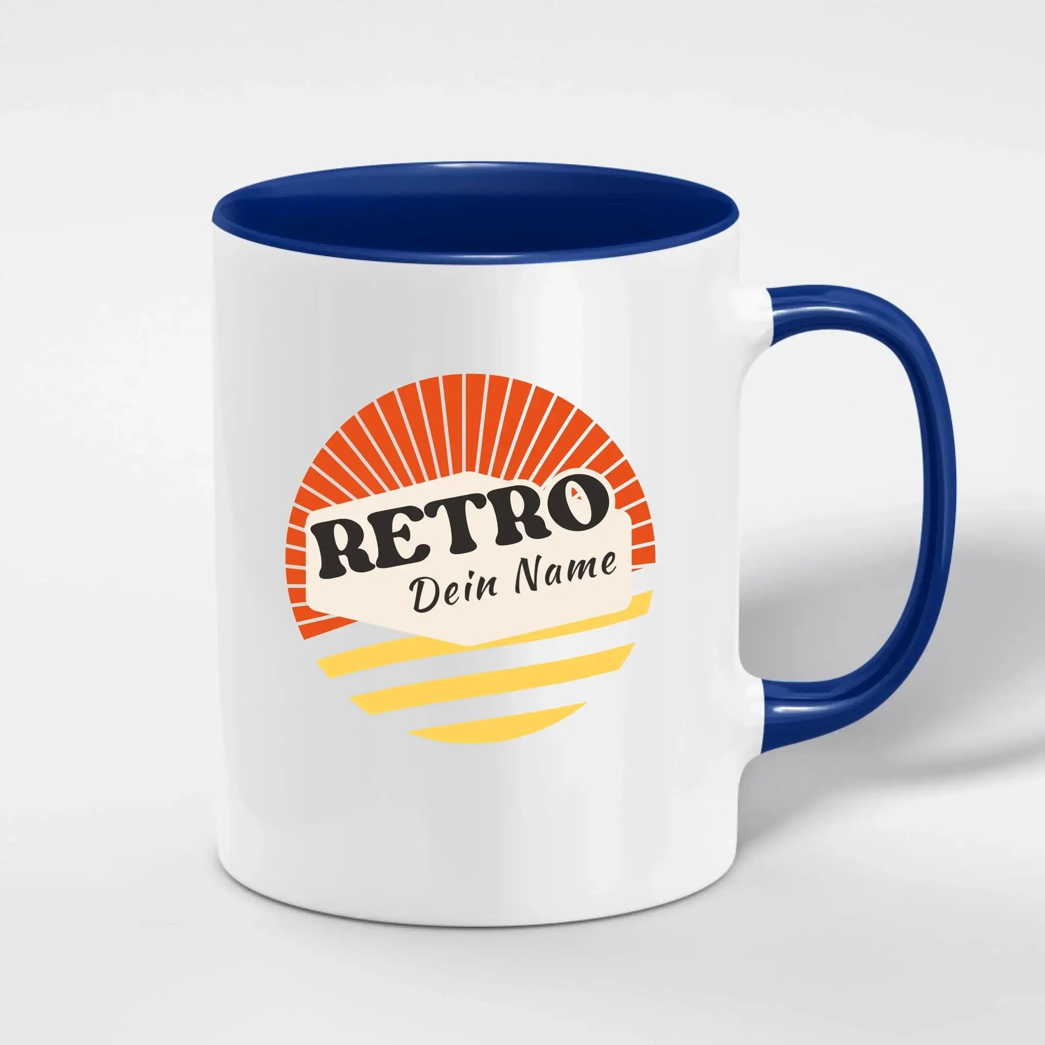 Weiße keramiktasse mit navy blauem griff und innenseite, retro sonnenmotiv orange gelb, personalisierter wunschname