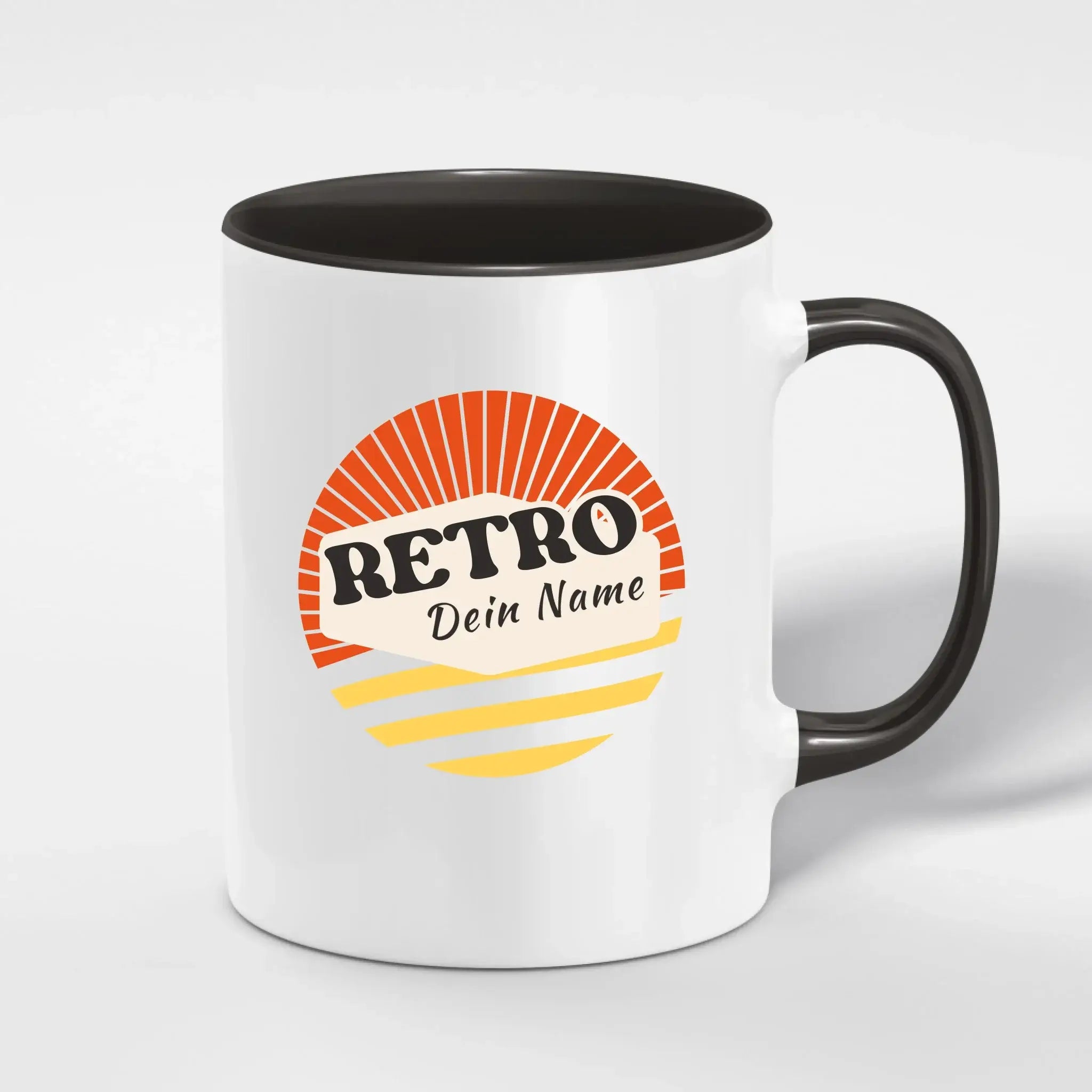 Weiße keramiktasse mit schwarzem inneren und henkel, retro sonnendesign und personalisiertem wunschname, spülmaschinenfest