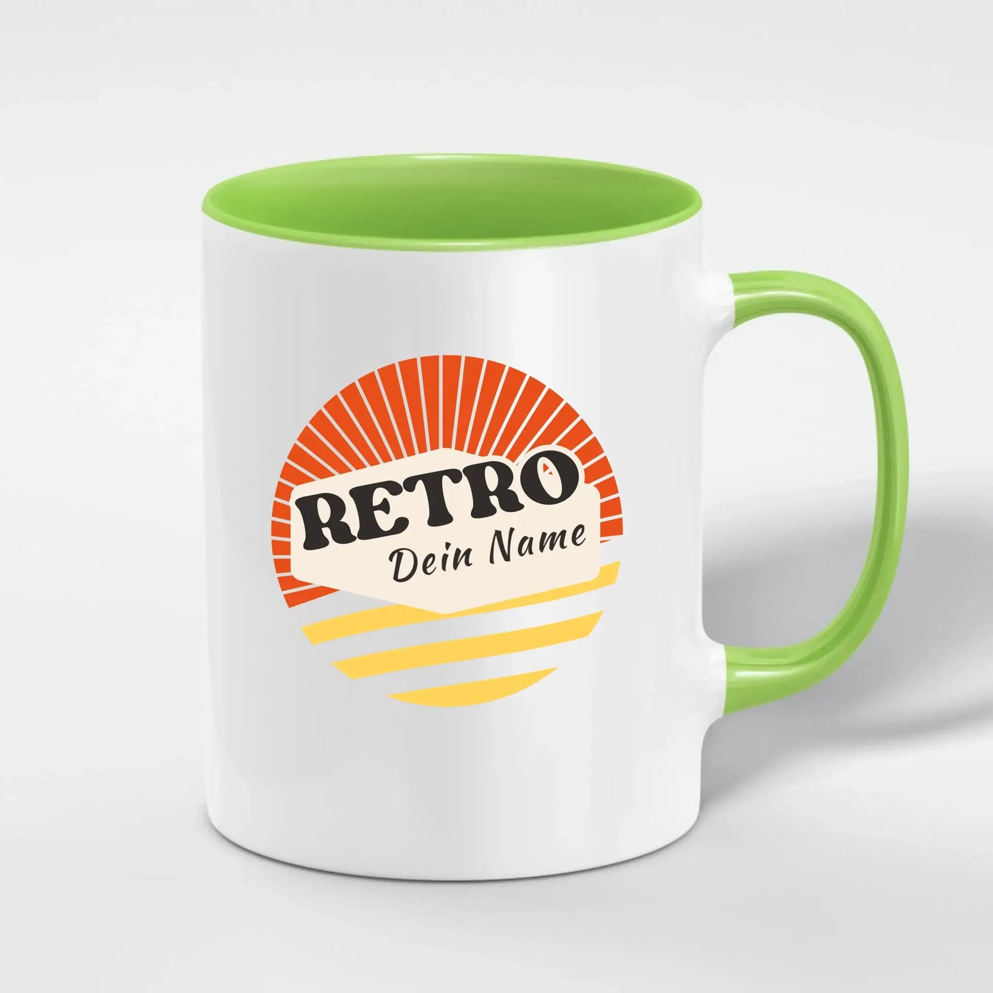 Weiße keramiktasse mit limegrünem griff und innenraum, retro sonnenstrahldesign und personalisiertem namenslogo