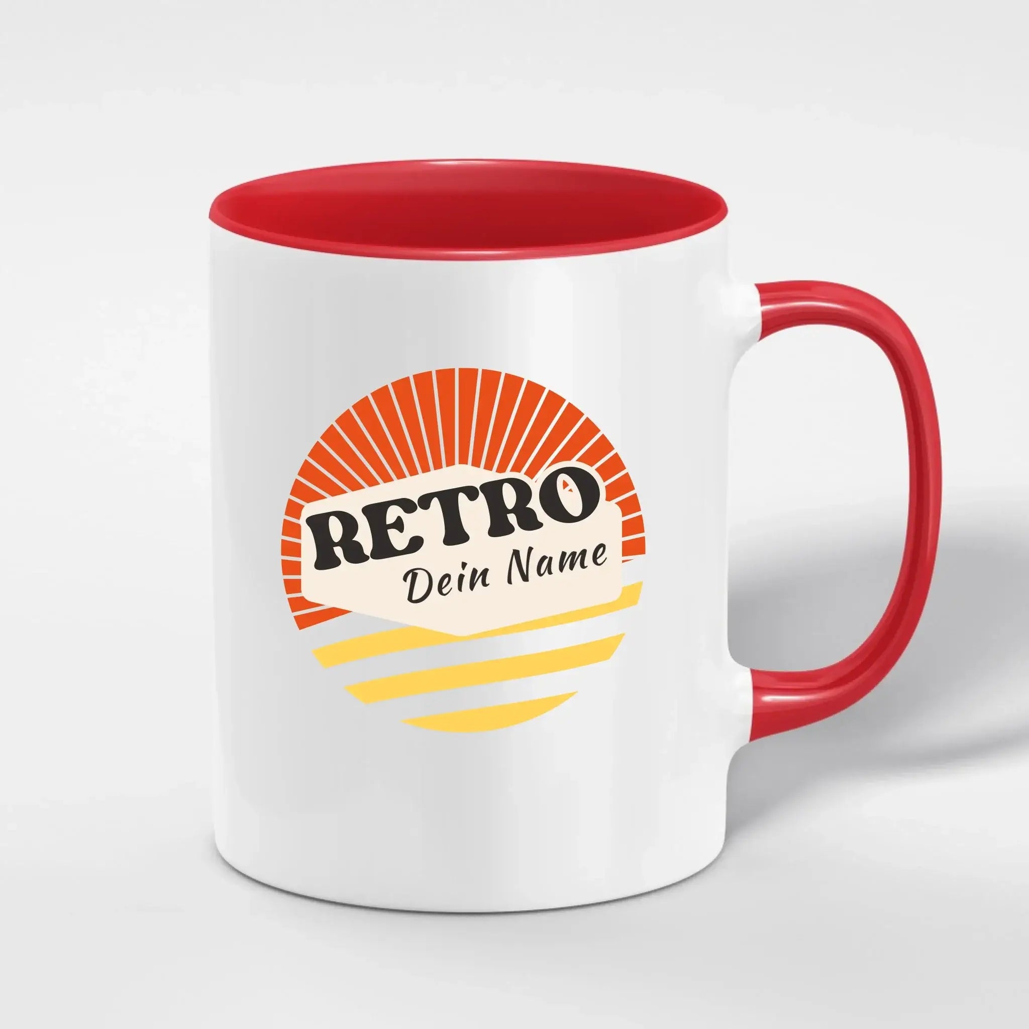 Weiße keramiktasse mit rotem griff und innenfläche sowie retro sonnenstrahl design und personalisiertem wunschname