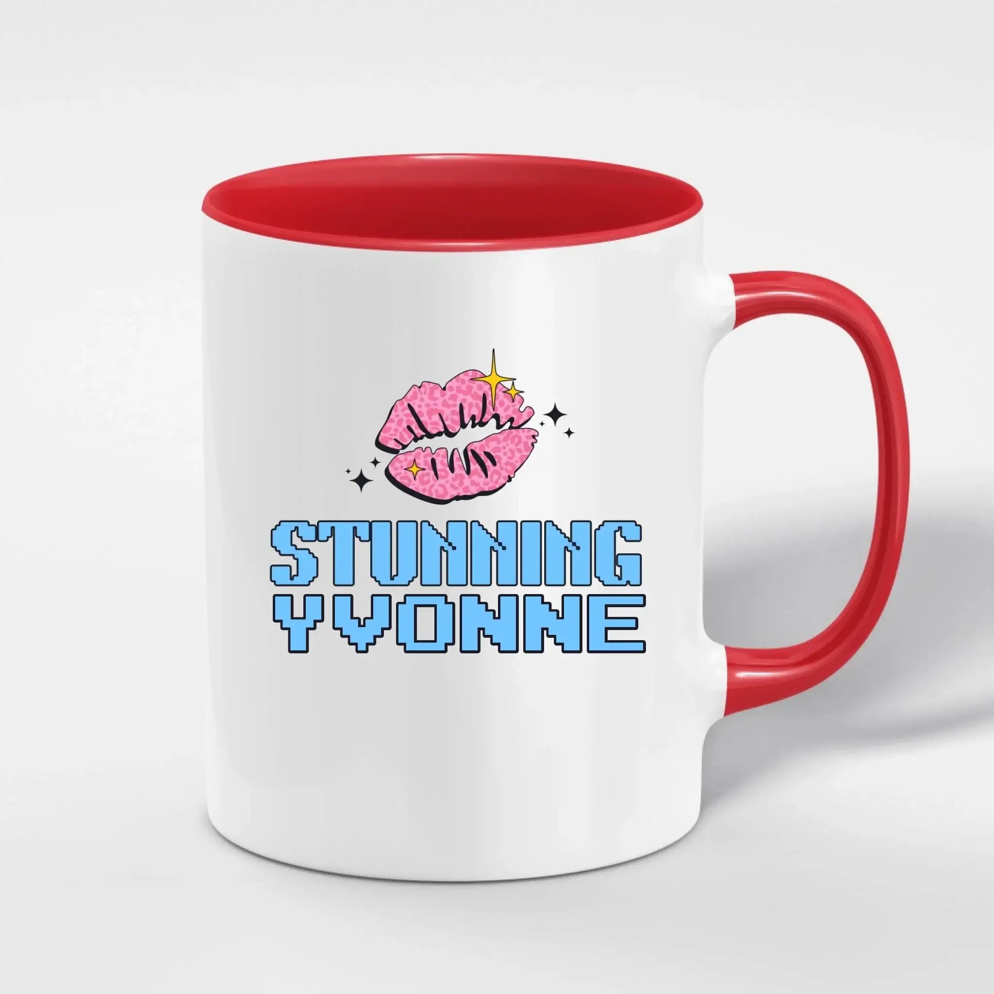 Weiße keramiktasse mit rotem griff und innenrand, personalisiert mit pinkem glitzerkuss und blauem text stunning yvonne