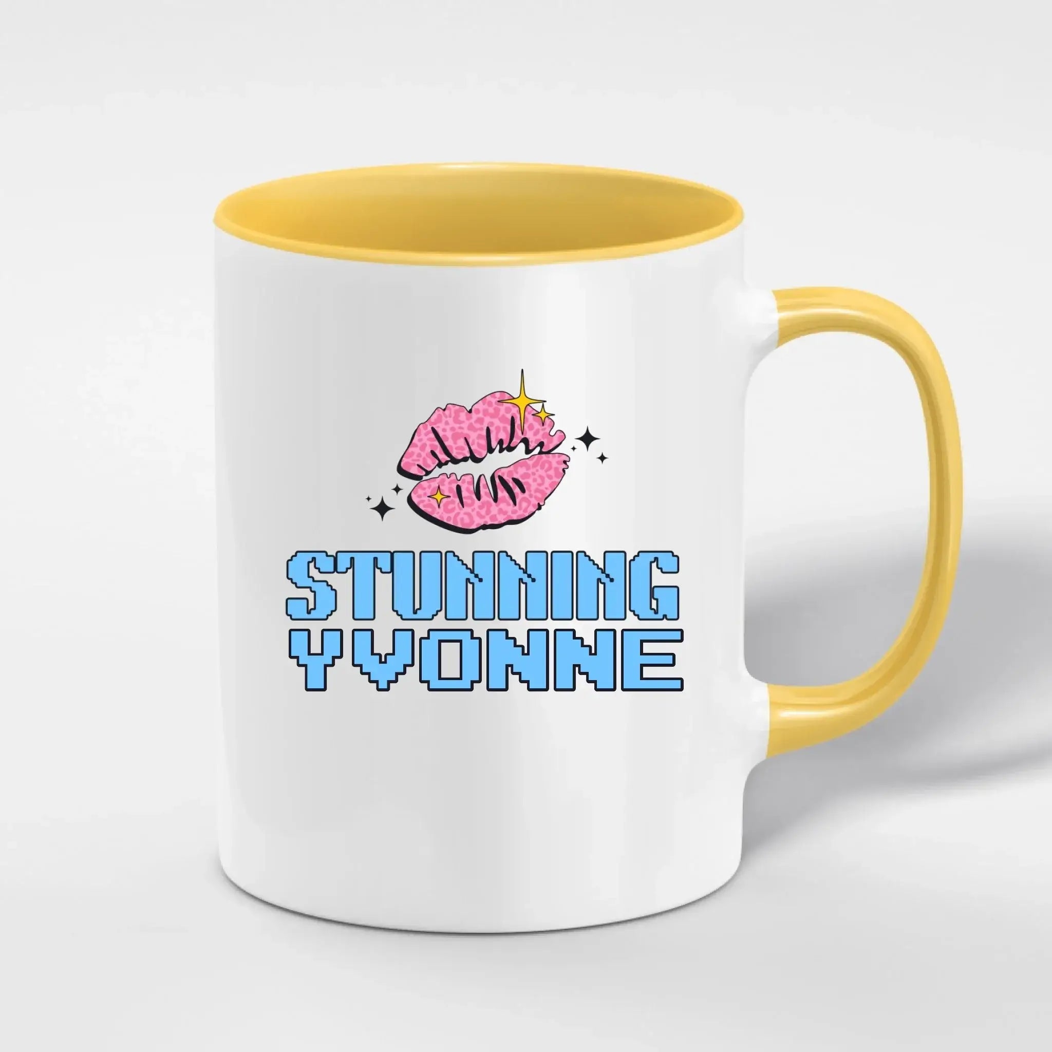 Weiße keramik tasse mit gelbem innen und griff, pinker cartoon kussmund und pixeltext stunning yvonne in blau