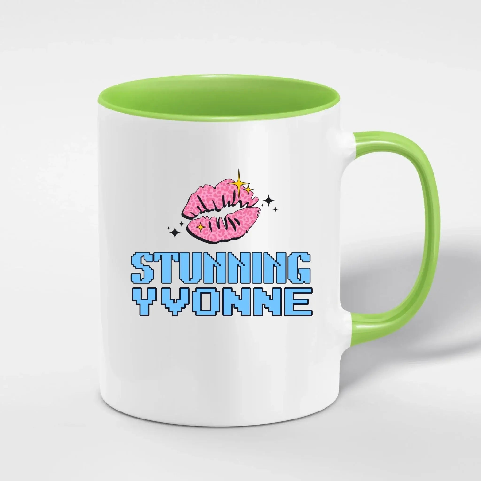 Weiße keramiktasse mit limegrünem griff und innenfarbe mit pinkem glitzerkuss und pixeligem text stunning yvonne