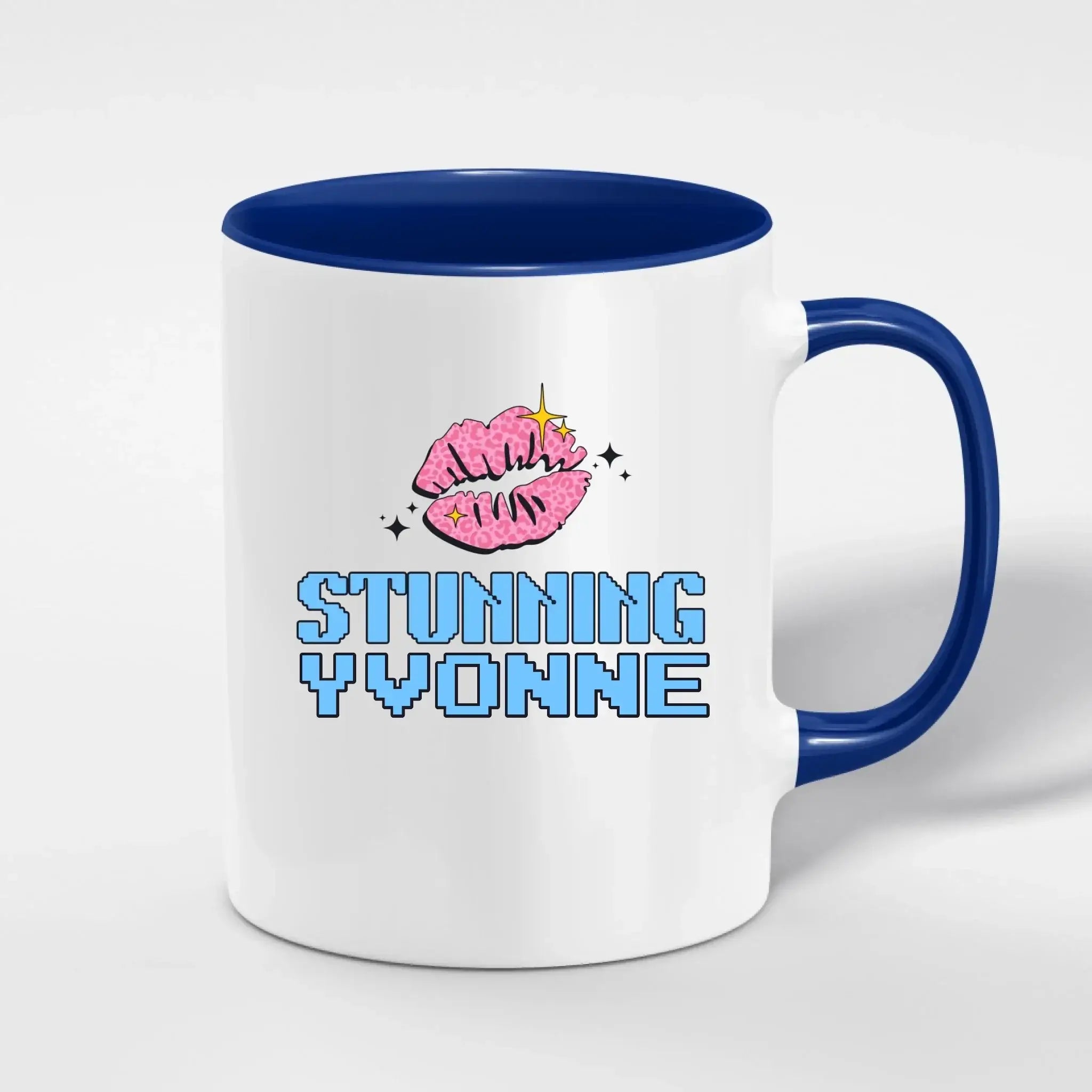 Weiße keramiktasse mit navy innen und griff, rosa glitzer kussmund und pixel text stunning yvonne, spülmaschinenfest