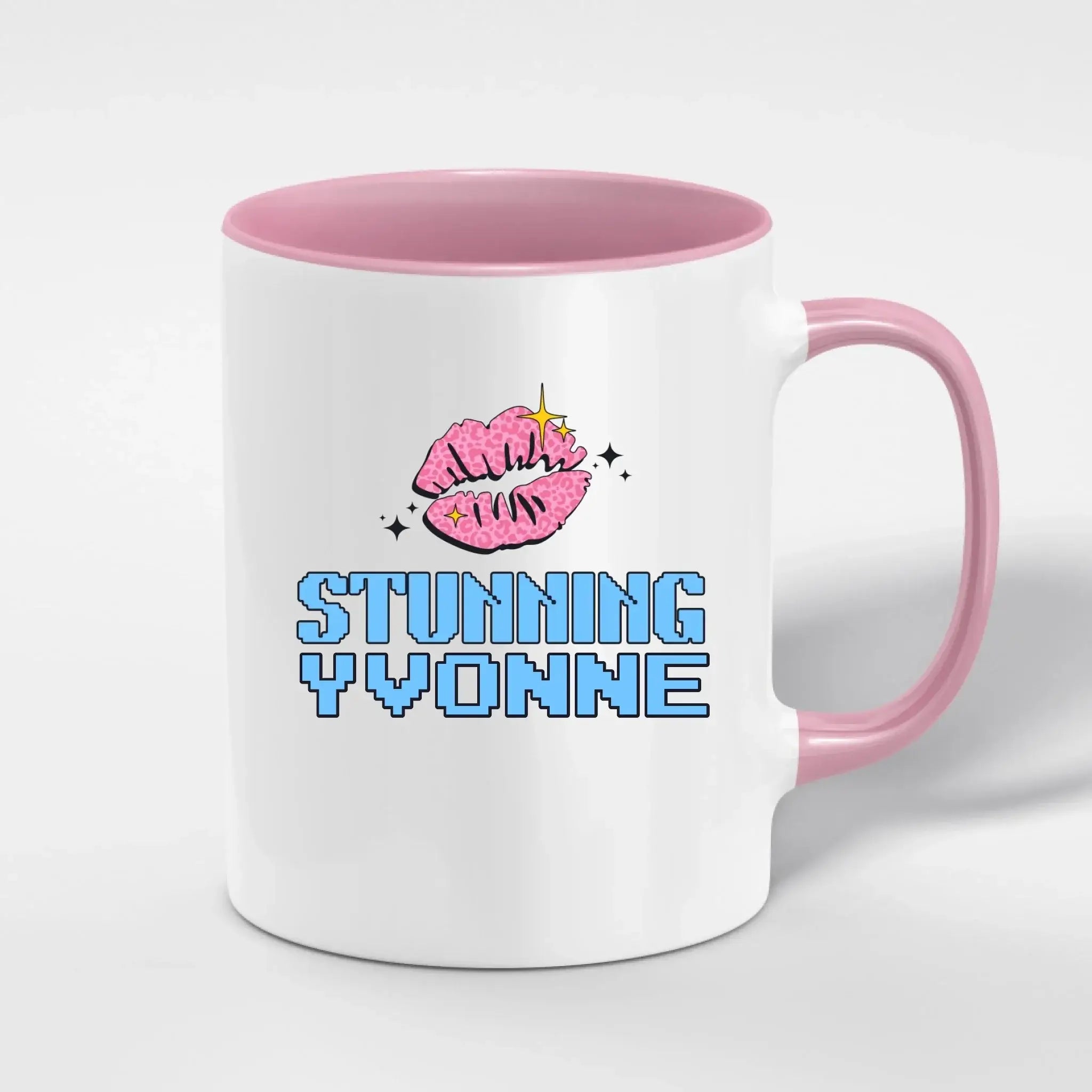 Weiße keramiktasse mit rosa griff und innenfarbe mit cartoon lippenstiftprint und pixeltext stunning yvonne