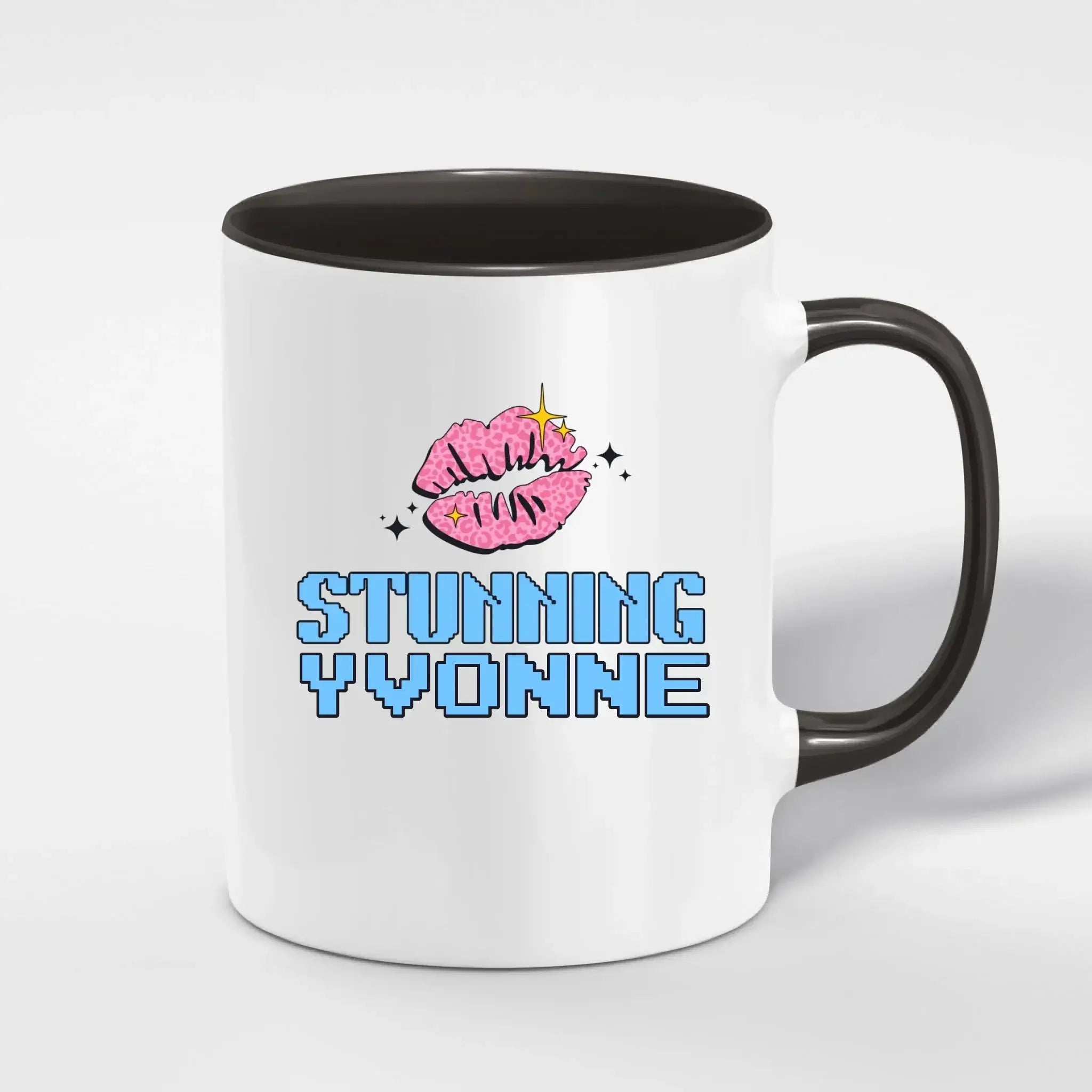 Weiße zweifarbige keramik-tasse mit schwarzem griff und innenraum personalisiert mit namenslogo stunning yvonne