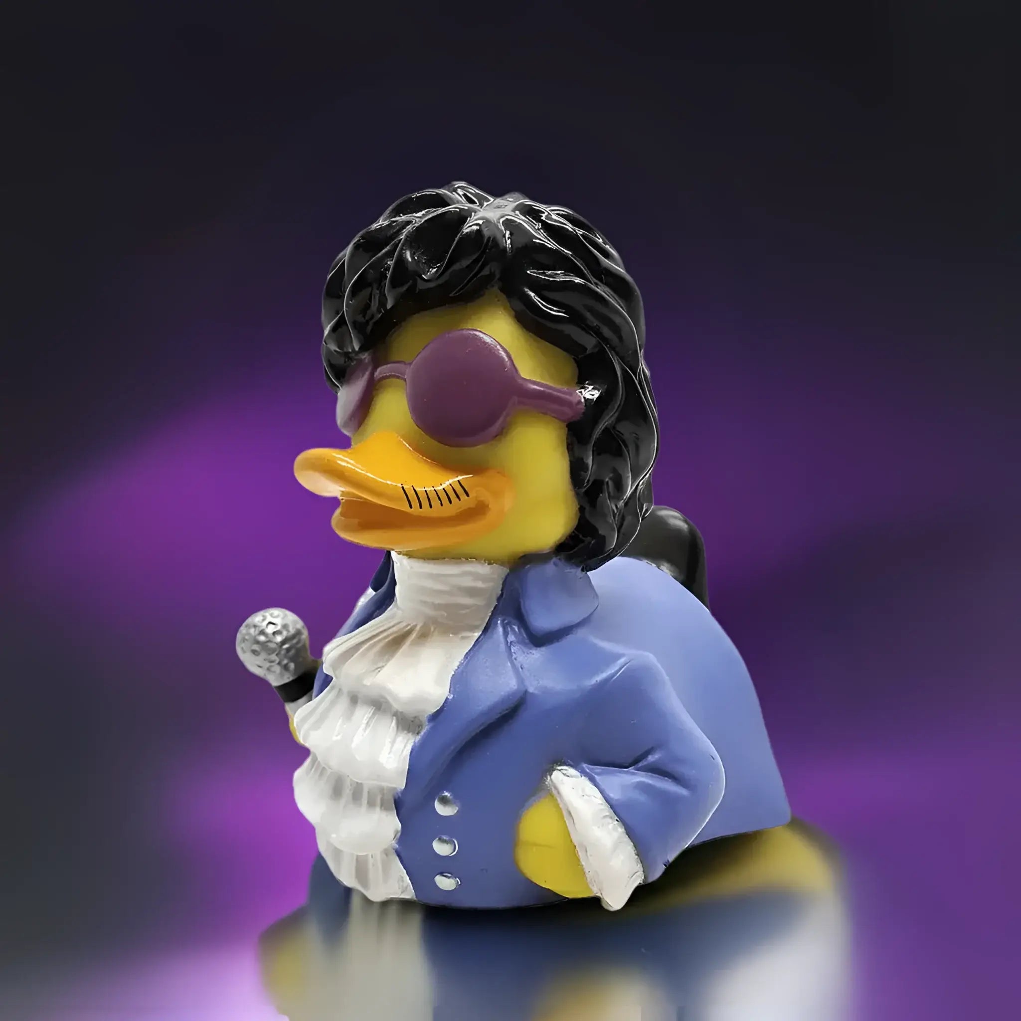 Eine gelbe gummiente als glamouröse sängerin mit schwarzer lockiger haarpracht und violetten sonnenbrillen im produkt paddle like its 1999 von celebri ducks