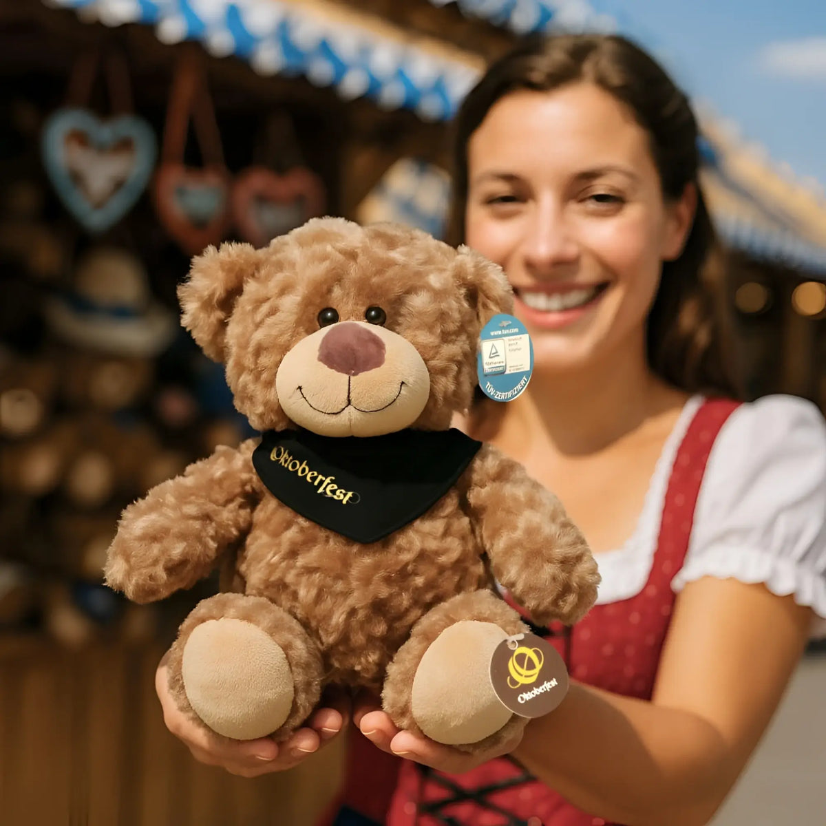 A plush brauner oktoberfest bär bodo mit schwarzem bandana und hellbraunen pfoten aus stoff