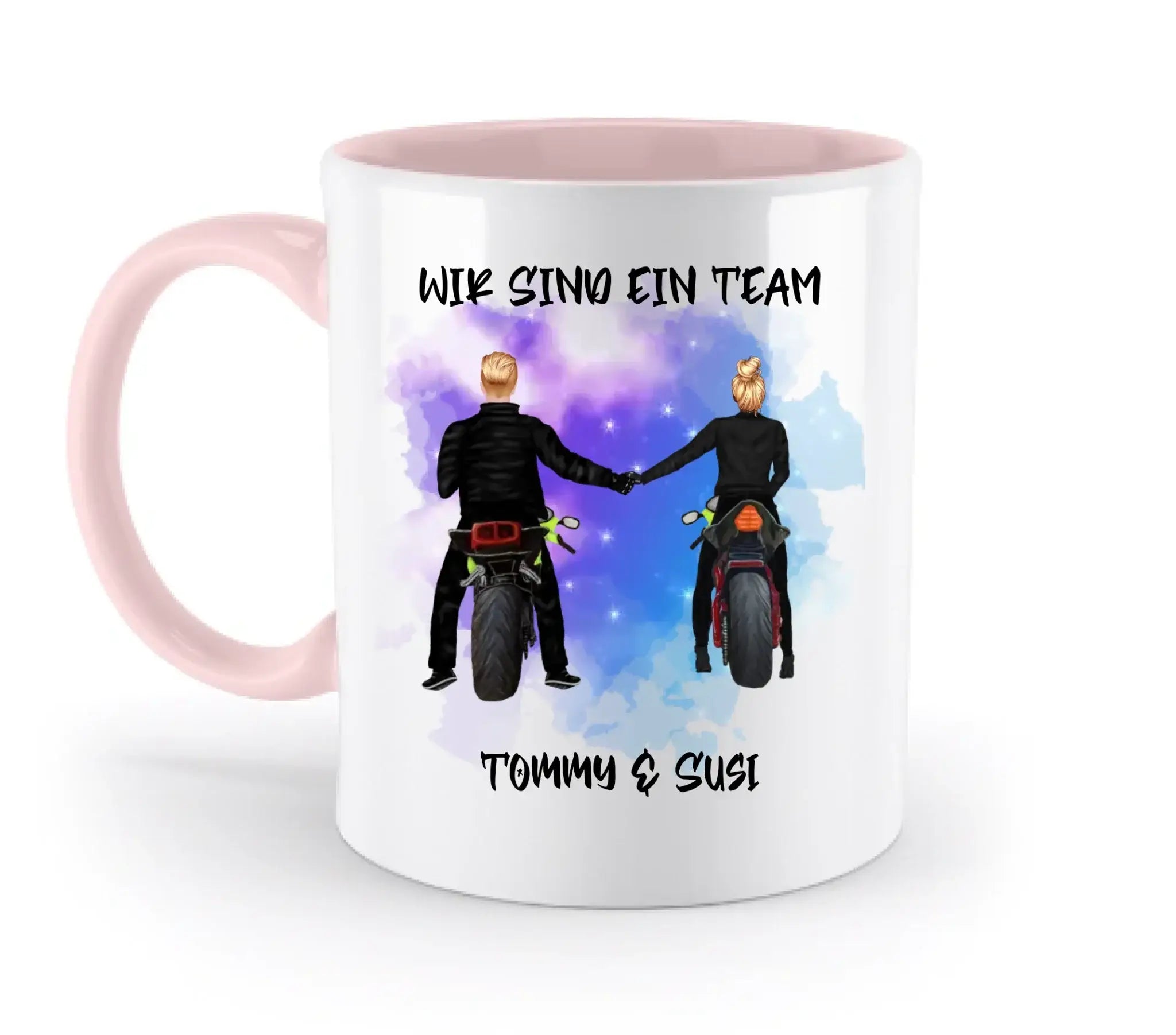 Weiße keramiktasse mit pinkem griff und innenraum mit personalisierter illustration von motorradpaar auf lila blauem hintergrund
