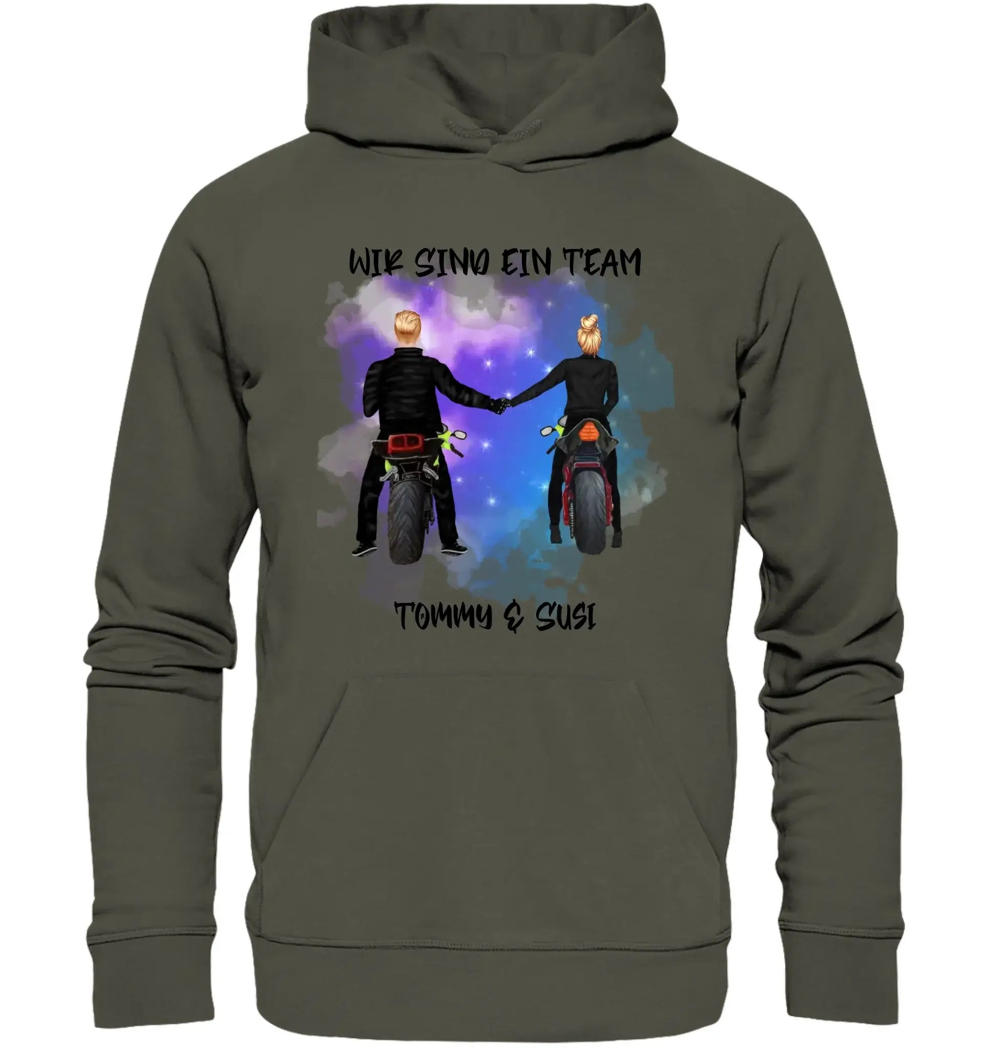 Olivegrüner kapuzenpullover mit grafik von zwei motorradfahrern und text wir sind ein team mit namen personalisiert