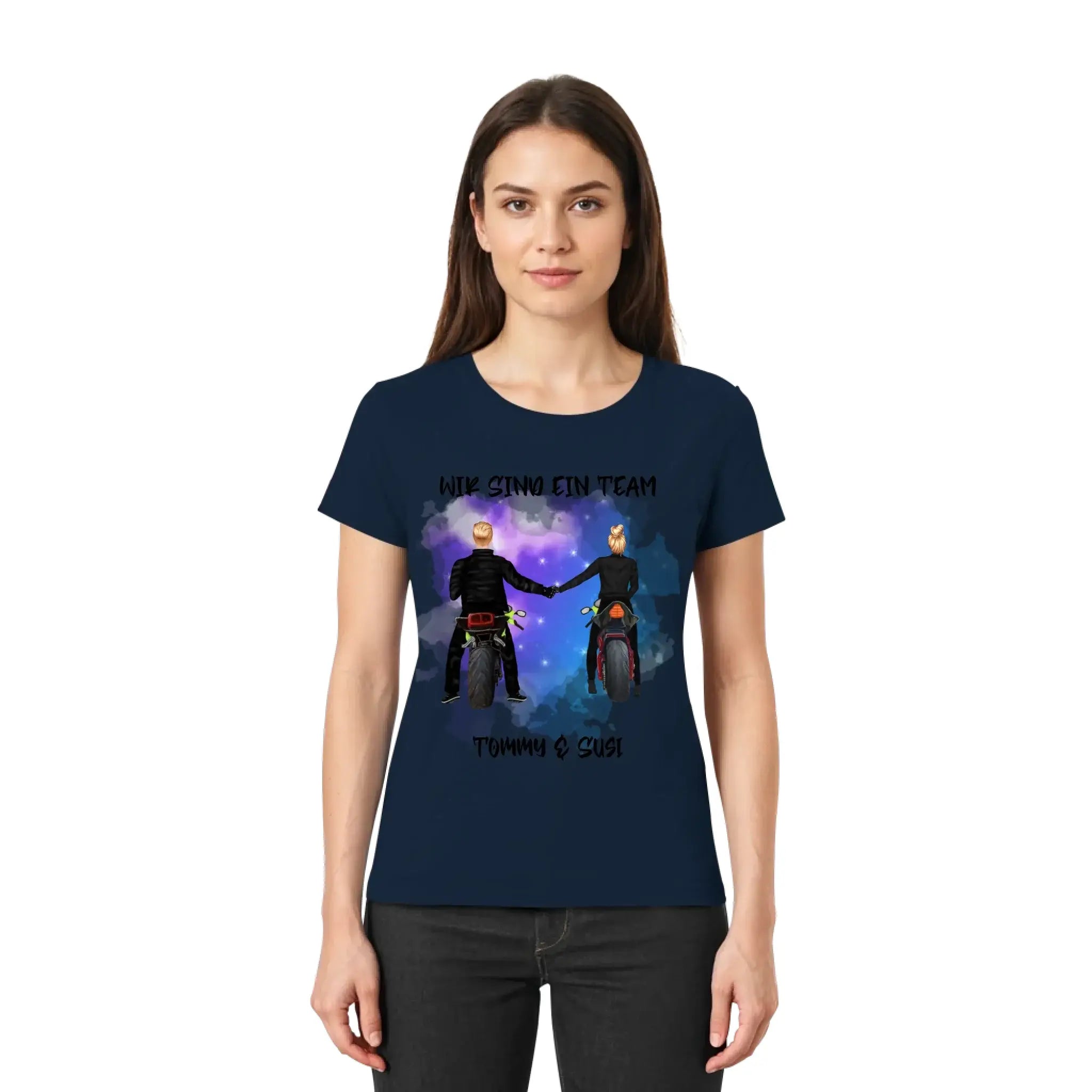Navyblaues kurzarmshirt mit grafik von zwei motorradfahrern die hände halten vor kosmischem hintergrund paar-designer