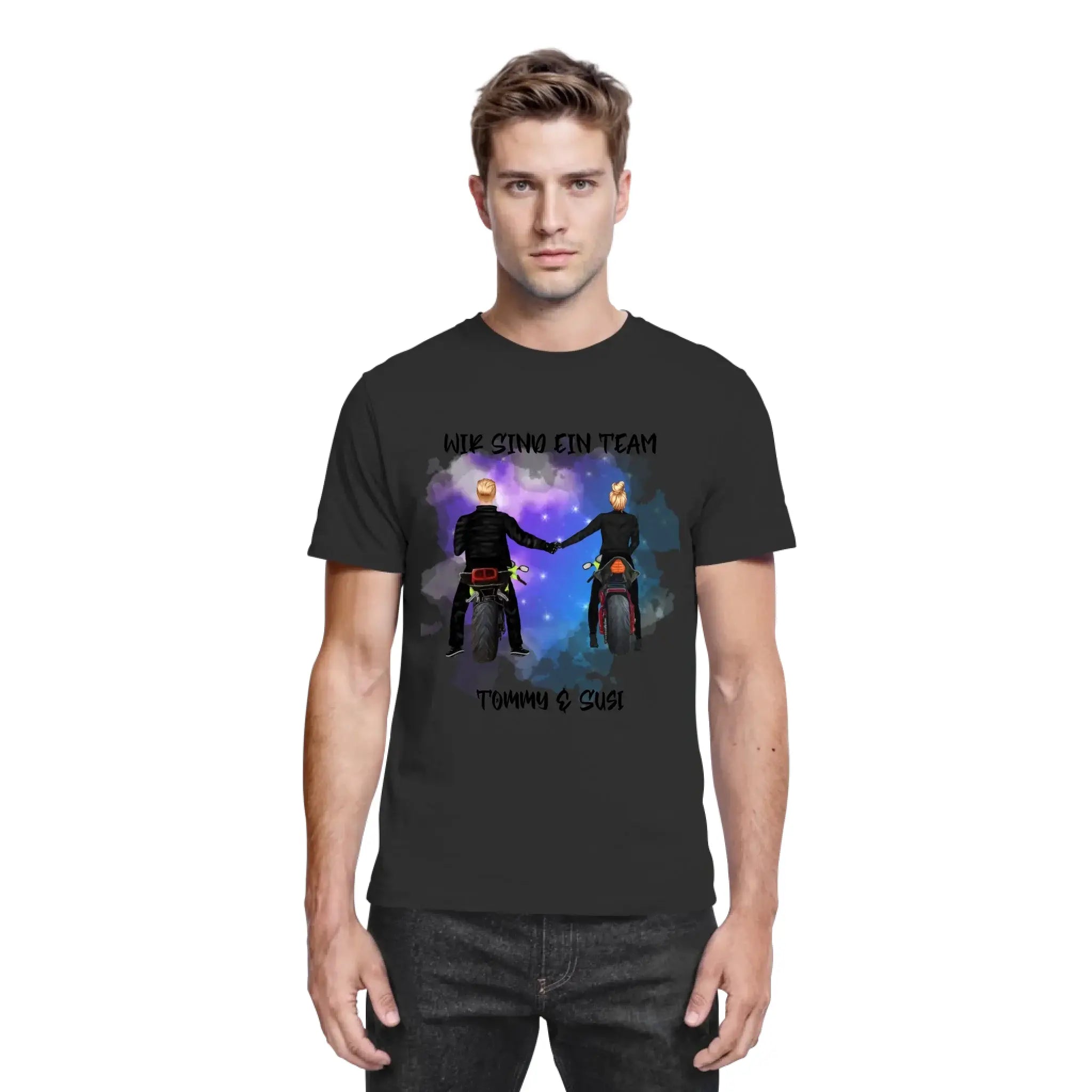 Schwarzes cotton t-shirt mit grafik zweier motorradfahrer die sich vor kosmischem hintergrund die hand geben wir sind ein team tommy und susi