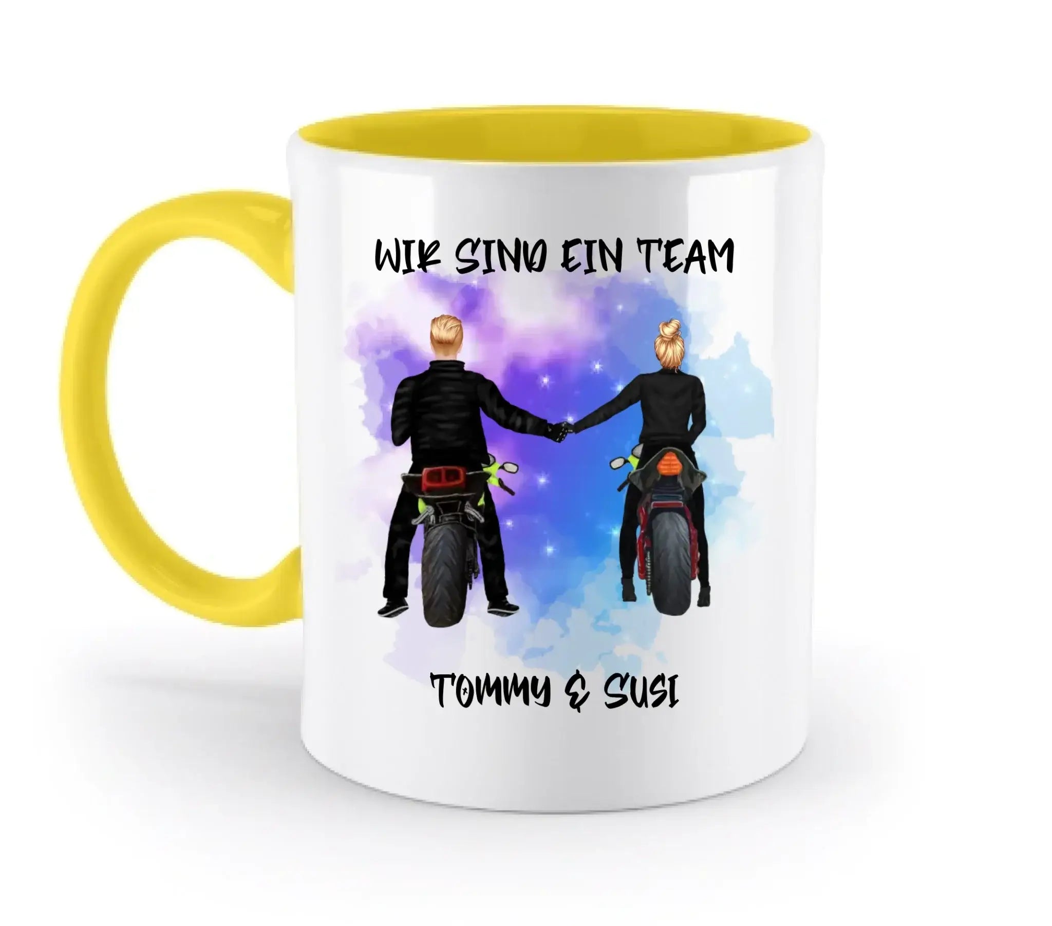 Weiße keramiktasse mit gelbem griff und innenfarbe, personalisierte illustration von motorradpaar im wasserhimmel