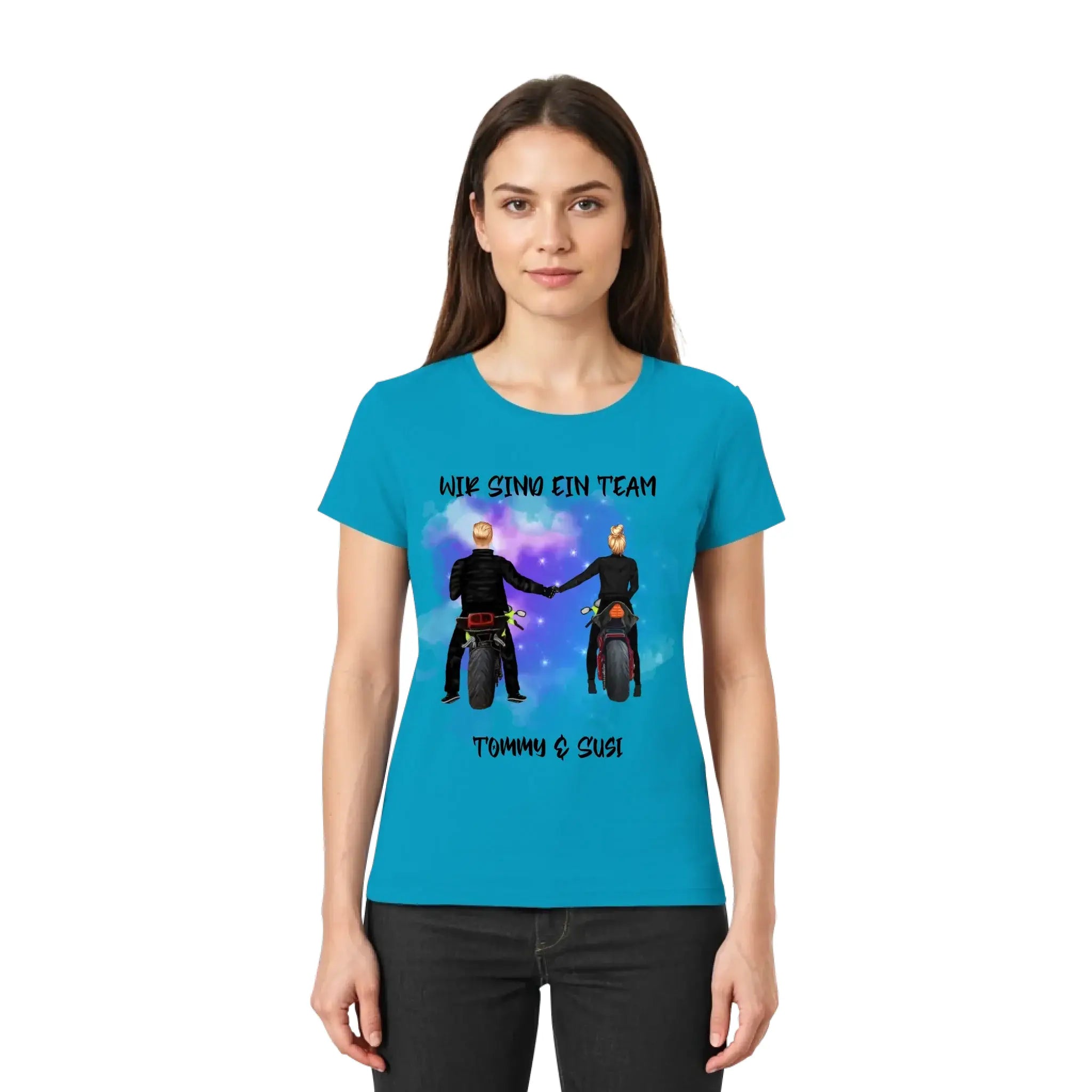 Teal-farbenes damen kurzarmshirt mit grafik zweier motorradfahrer die hände halten und text wir sind ein team tommy & susi