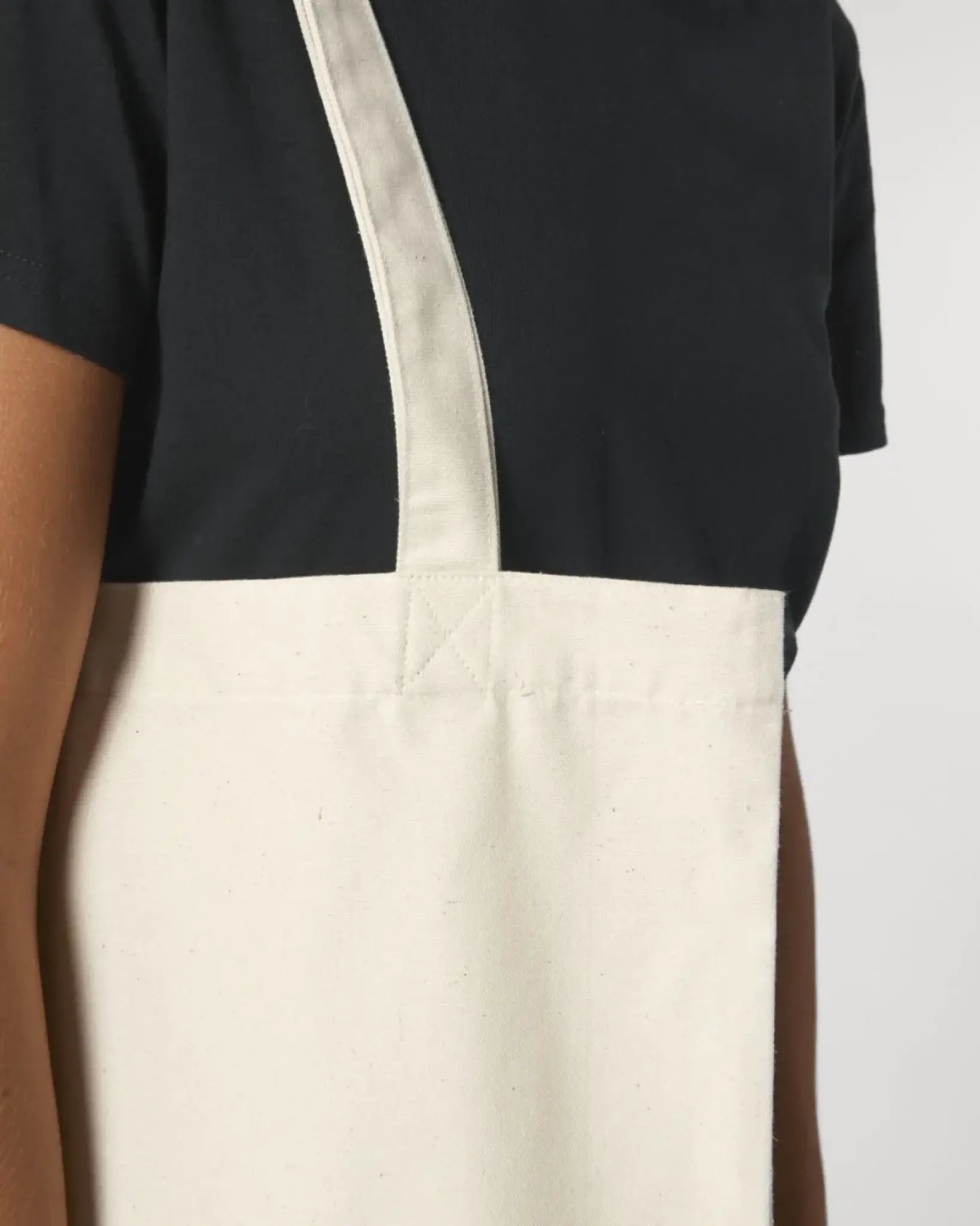 Creamfarbener canvas-tote-bag mit breiten passenden schulterriemen aus der paar-designer-statement-collection