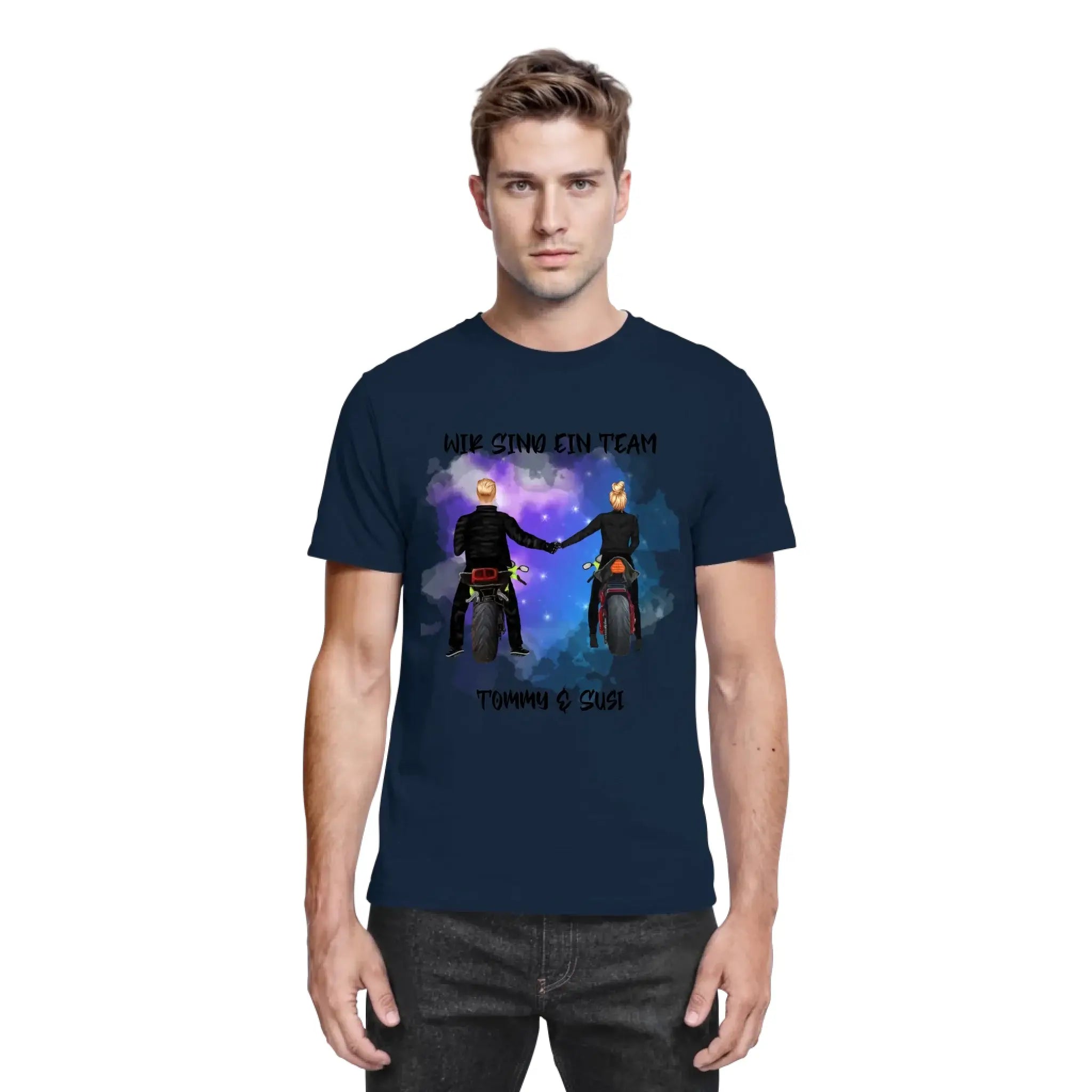 Navy blaue baumwoll t shirt mit grafik von zwei motoradfahrern vor cosmic hintergrund und wir sind ein team text