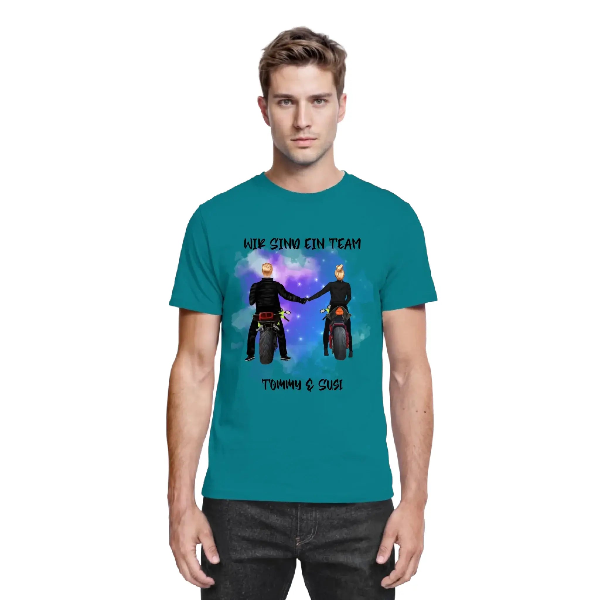Teal baumwoll t shirt mit grafik zwei motorradfahrer die hände halten vor kosmischem hintergrund wir sind ein team tommy & susi