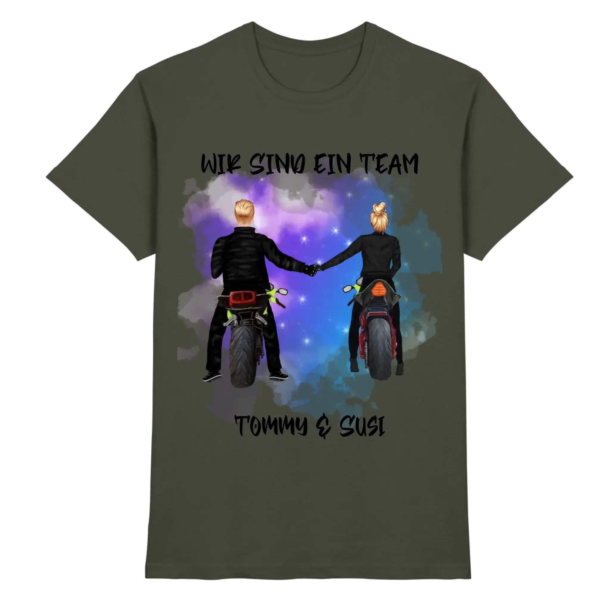 Olivegrünes cotton t shirt mit grafik zweier motorradfahrer die hände halten vor sternenhimmel mit text wir sind ein team tommy & susi