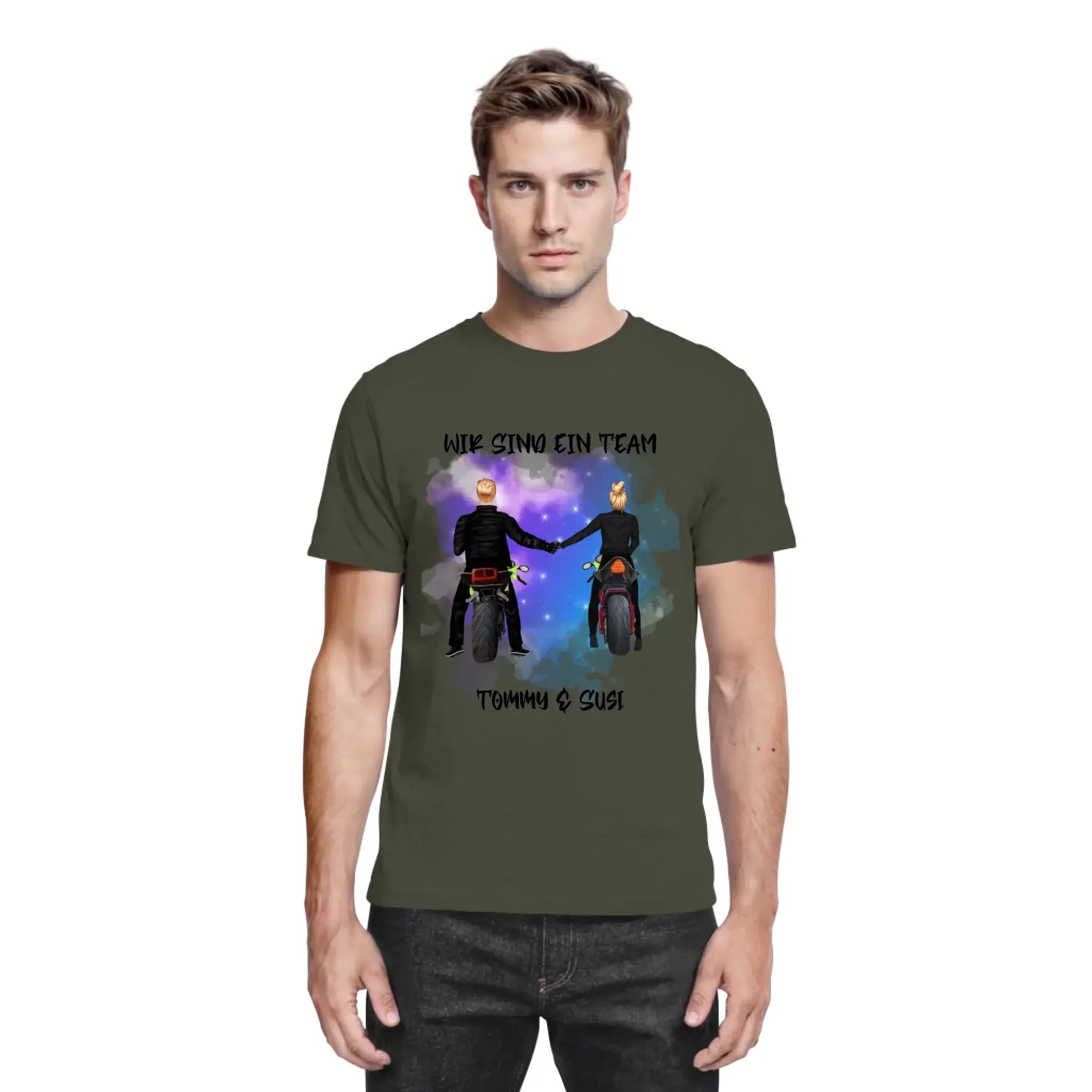 Olivegrünes baumwollshirt mit grafik zweier motorradfahrer die hände halten vor kosmischem hintergrund mit text wir sind ein team tommy & susi