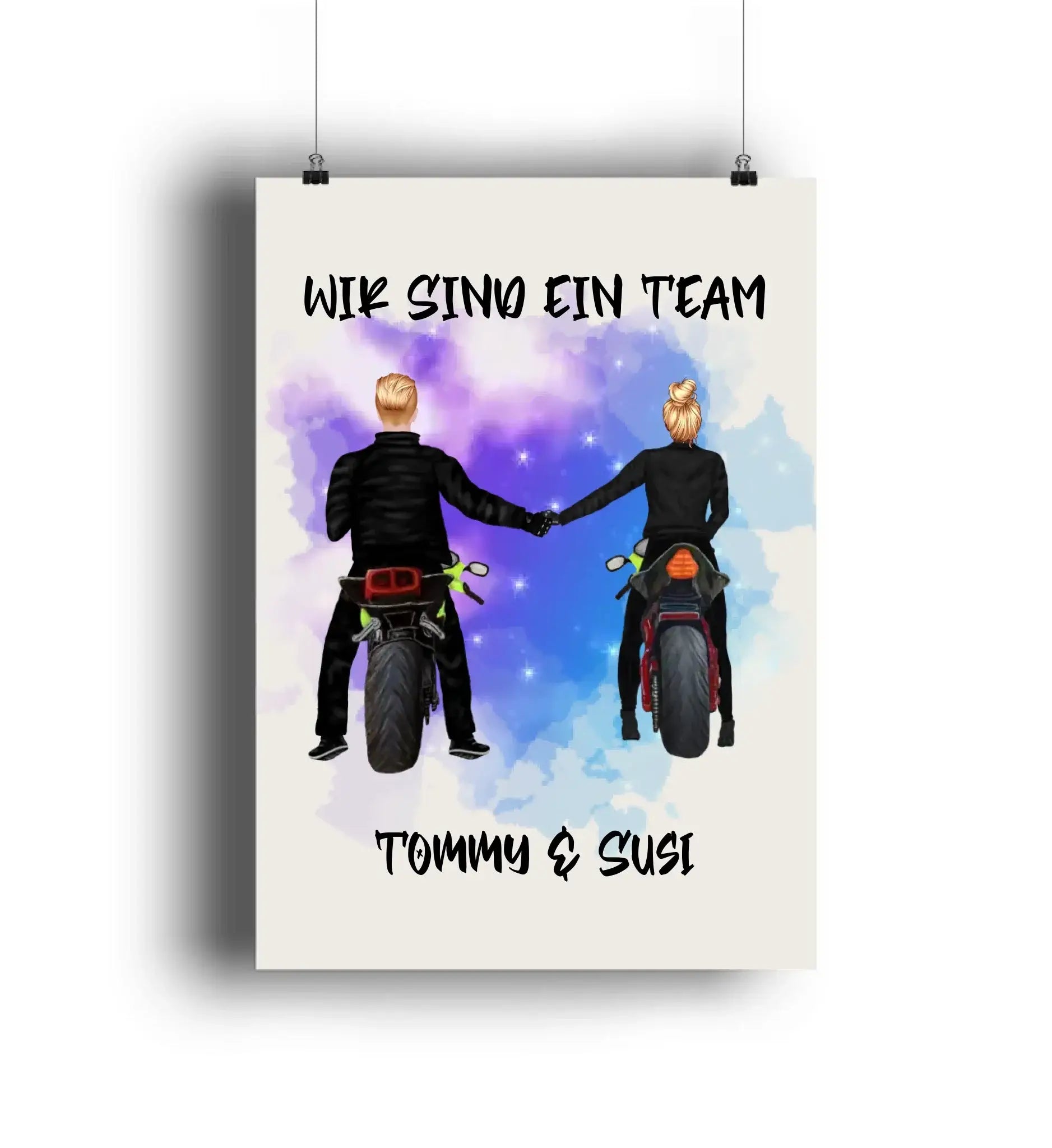 Personalisierter poster mit tommy und susi auf motorrädern und wir sind ein team schriftzug aus der statement collection