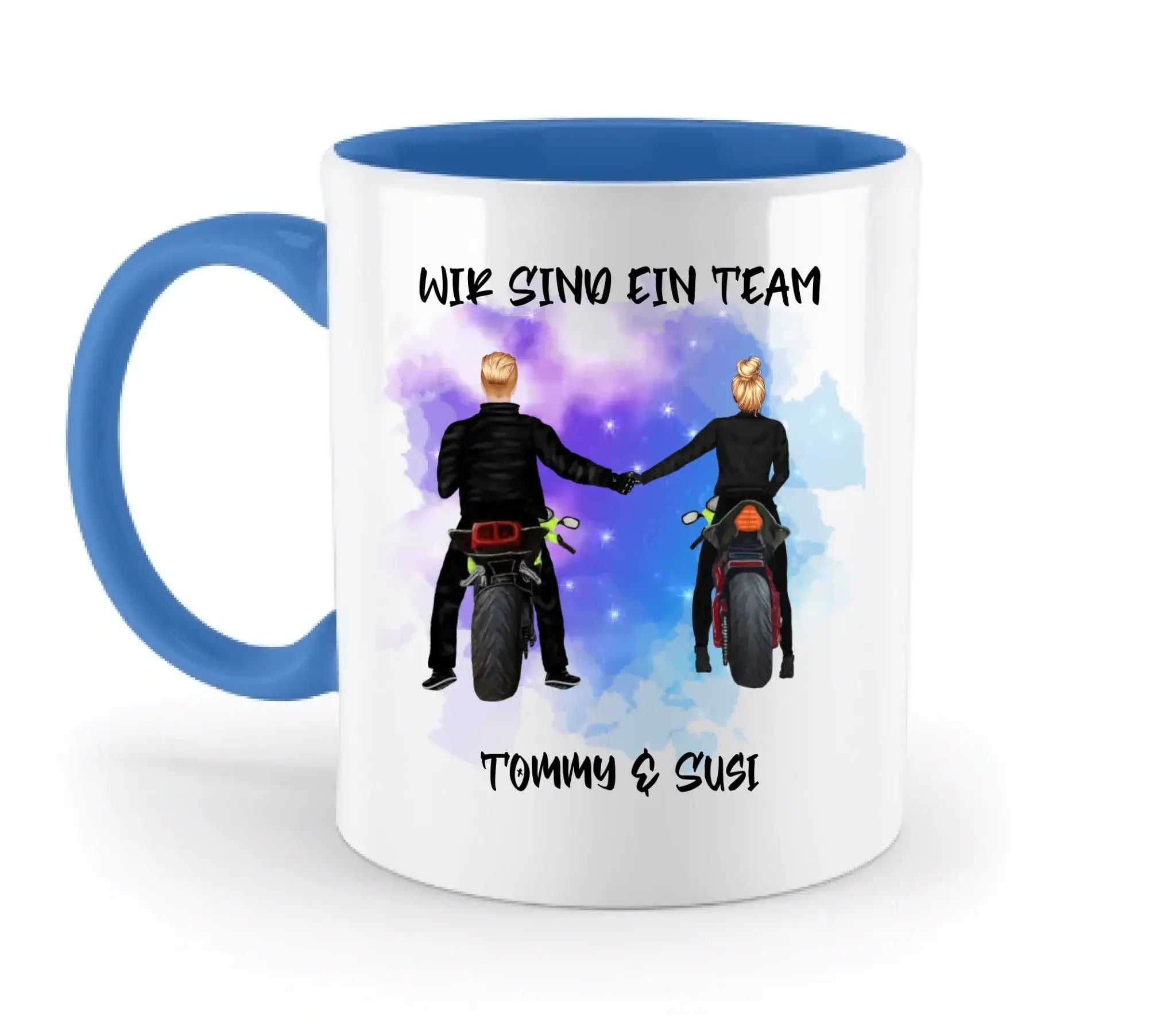 Weiße keramiktasse mit blauem griff und innenraum, personalisiert mit motorradpaar vor lila blauem aquarellhimmel