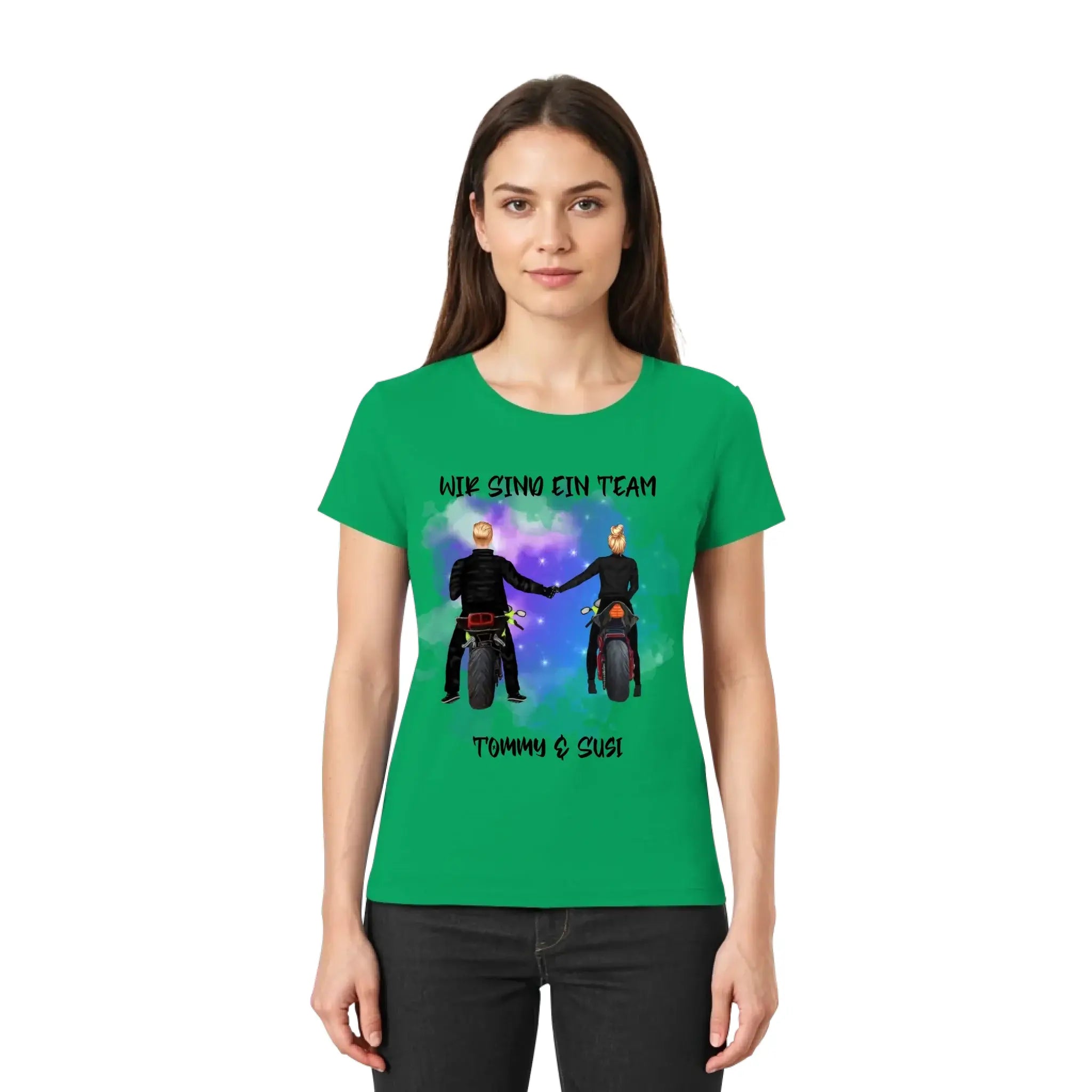 Grünes kurzarmshirt mit grafik zweier motorradfahrer die sich vor kosmischem hintergrund die hand geben mit text wir sind ein team tommy & susi