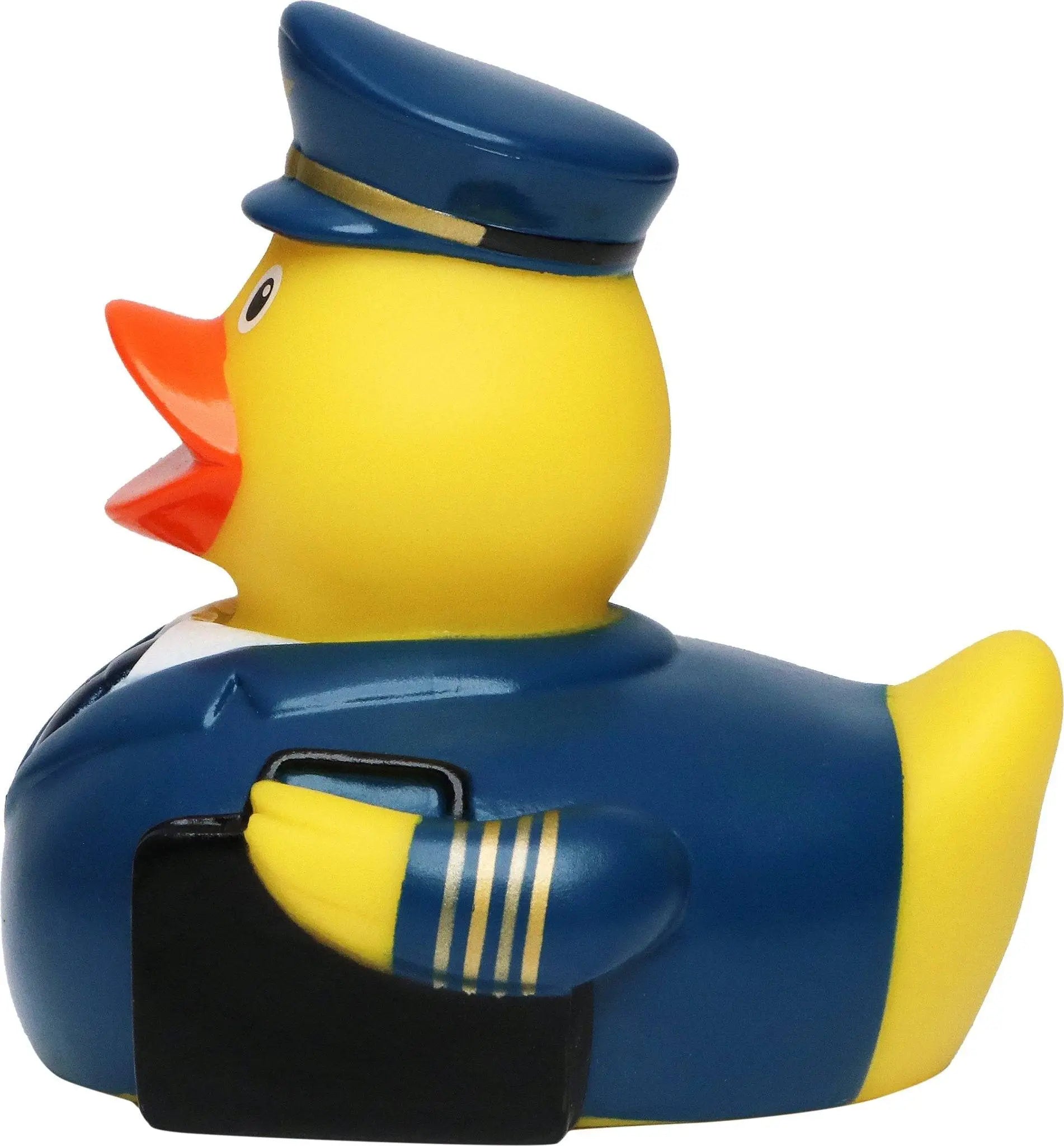 Gelbe quietsche-ente als pilot in blauem uniform mit goldstreifen und schwarzem koffer zum planschen