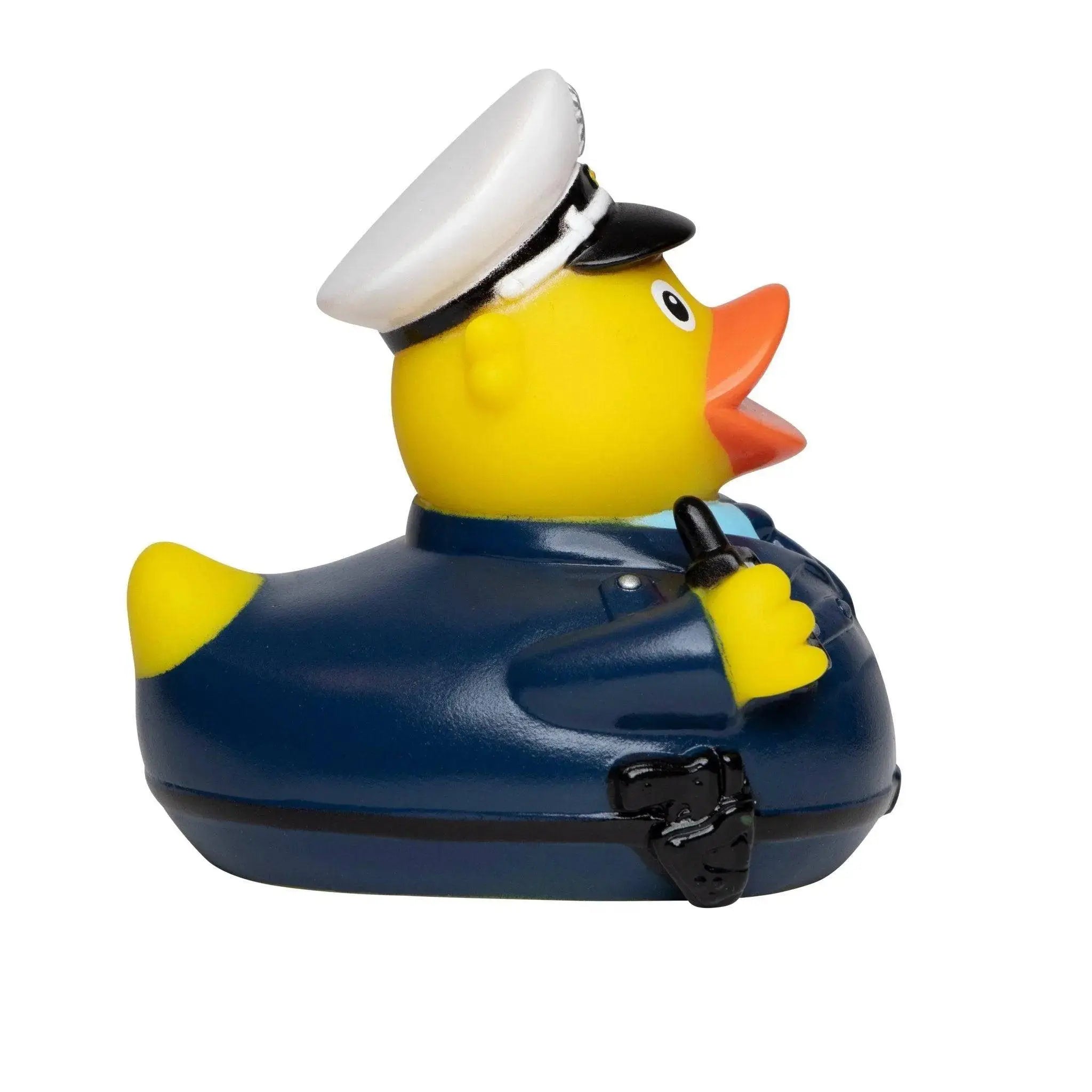 Gelbe gummiente als polizist in marineblauer uniform mit weißer mütze und schwarzem knüppel für badezeit